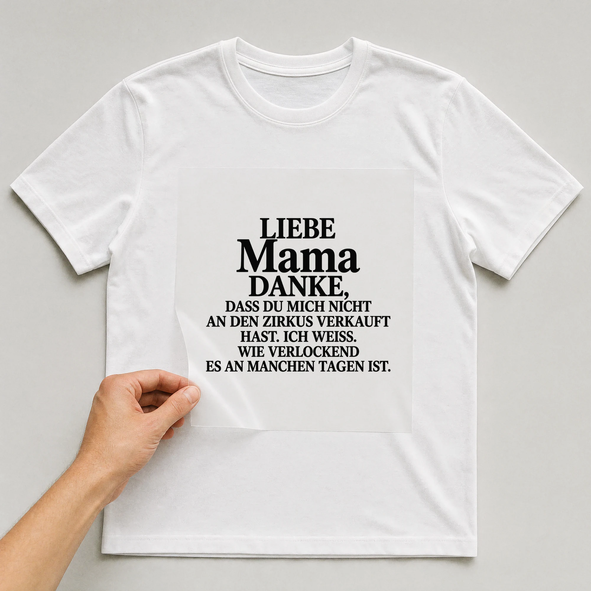 Bügelbild „Liebe Mama danke, dass du mich nicht an den Zirkus verkauft hast. Ich weiß.“ auf weißem T-Shirt, Folie wird aufgelegt