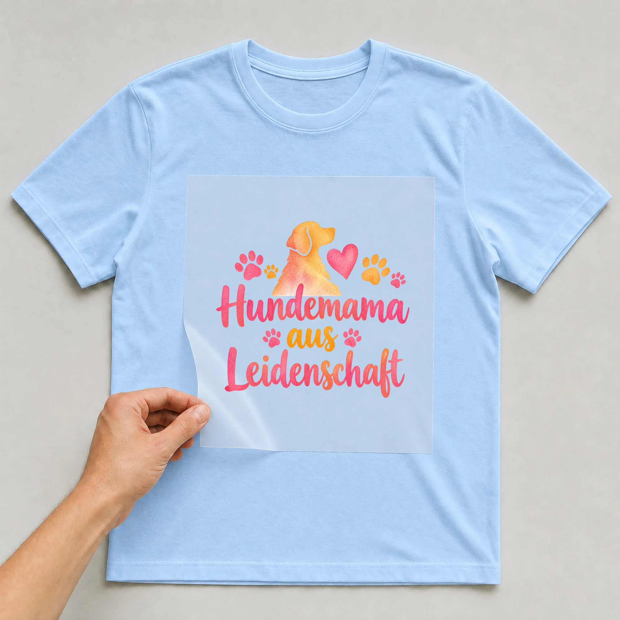 Bügelbild „Hundemama aus Leidenschaft“ auf babyblauem T-Shirt, Folie wird aufgelegt