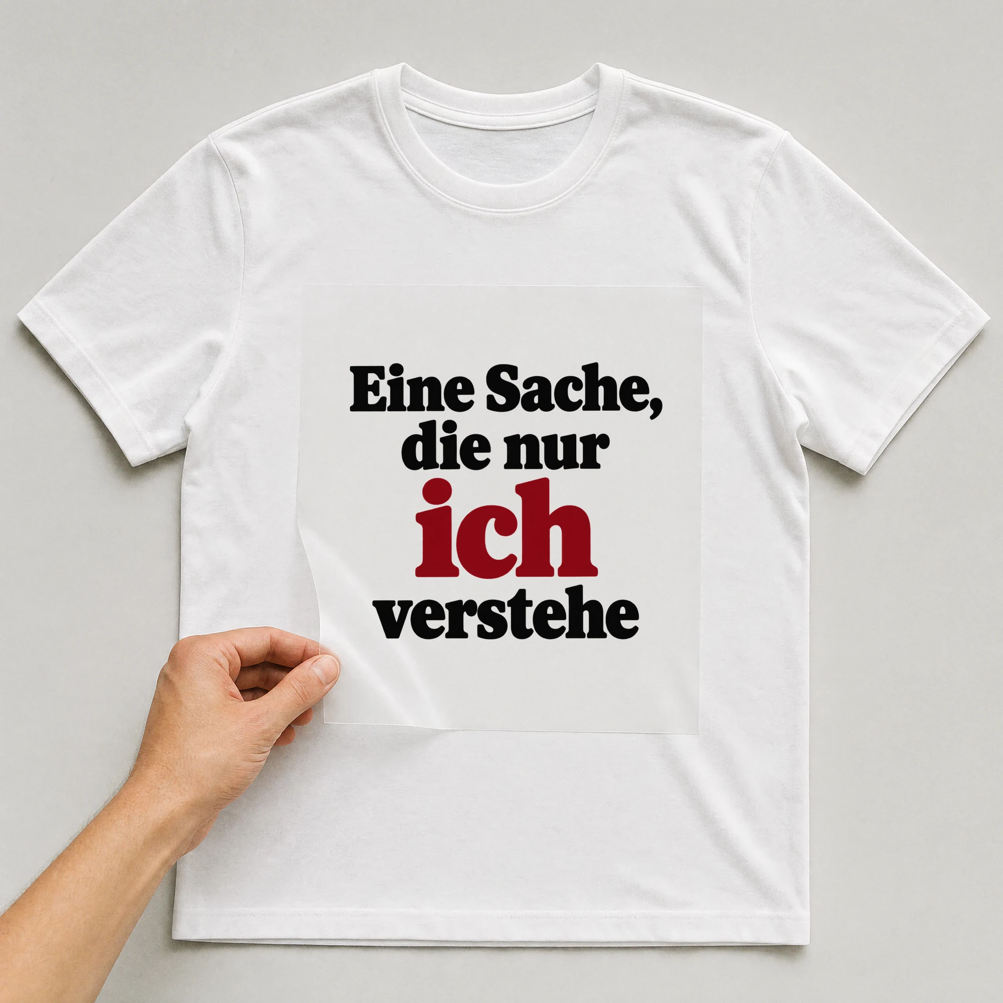 Bügelbild „Eine Sache, die nur ich verstehe“ auf weißem T-Shirt, Folie wird aufgelegt