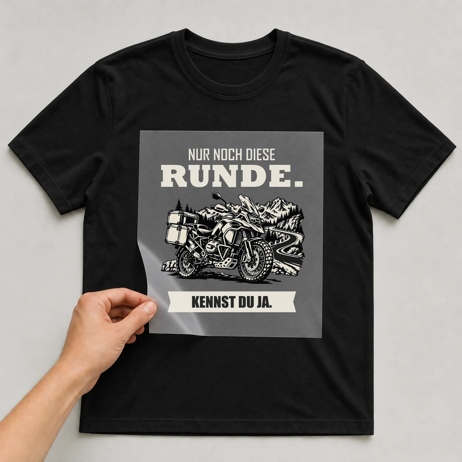 Bügelbild „Nur noch diese Runde. Kennst du ja.“ auf schwarzem T-Shirt, Folie wird aufgelegt