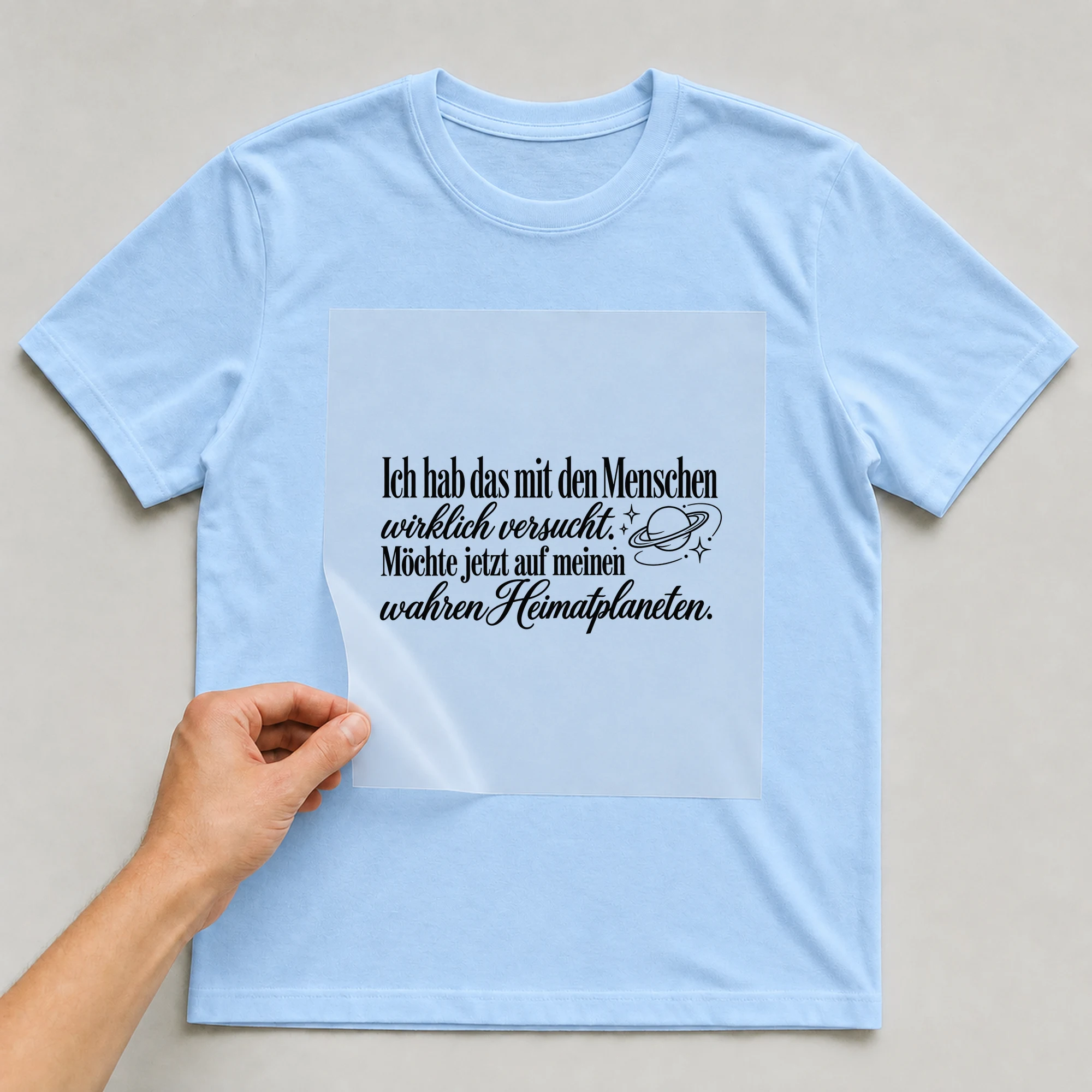 Bügelbild „Ich hab das mit den Menschen wirklich versucht.“ auf babyblauem T-Shirt, Folie wird aufgelegt