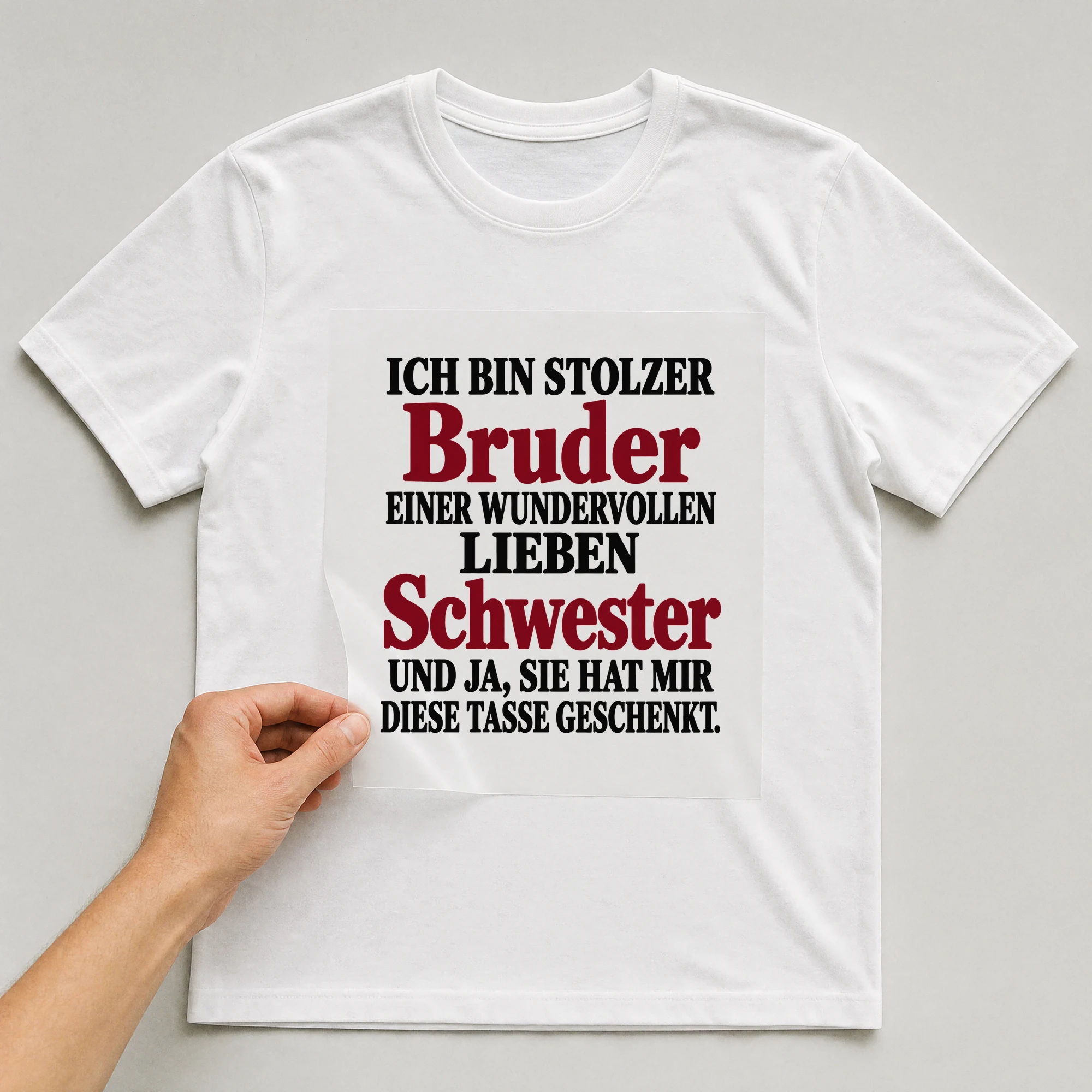Bügelbild „Ich bin stolzer Bruder einer wundervollen lieben Schwester und ja, sie hat mir“ auf weißem T-Shirt, Folie wird aufgelegt
