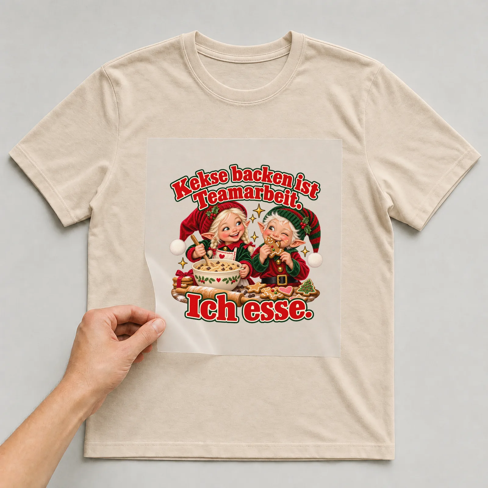 Bügelbild Kekse backen ist Teamarbeit. Ich esse. (Freche Weihnachtsklassiker) auf beigem T-Shirt, Folie wird aufgelegt
