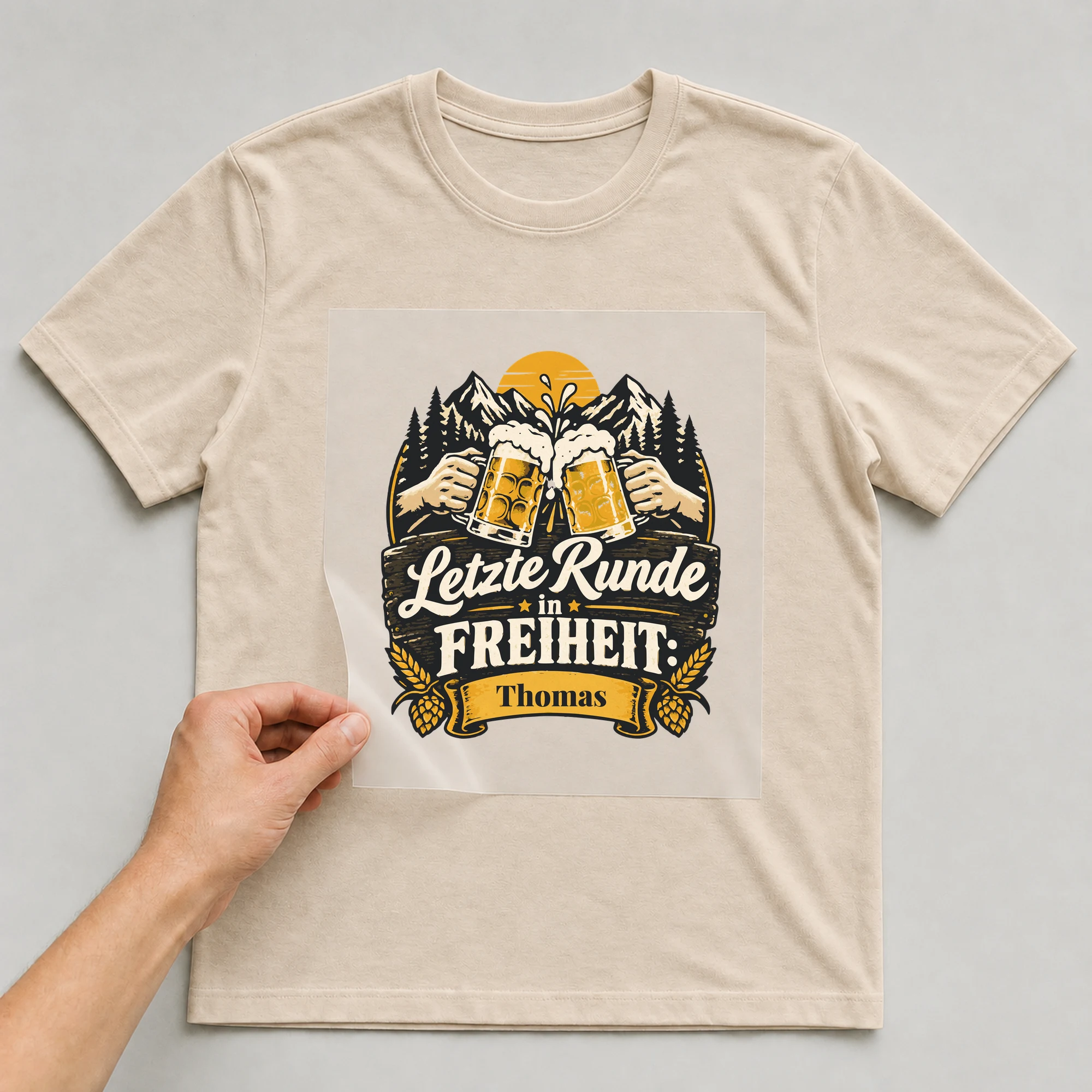 Bügelbild Letzte Runde in Freiheit mit Name auf beigem T-Shirt, Folie wird aufgelegt