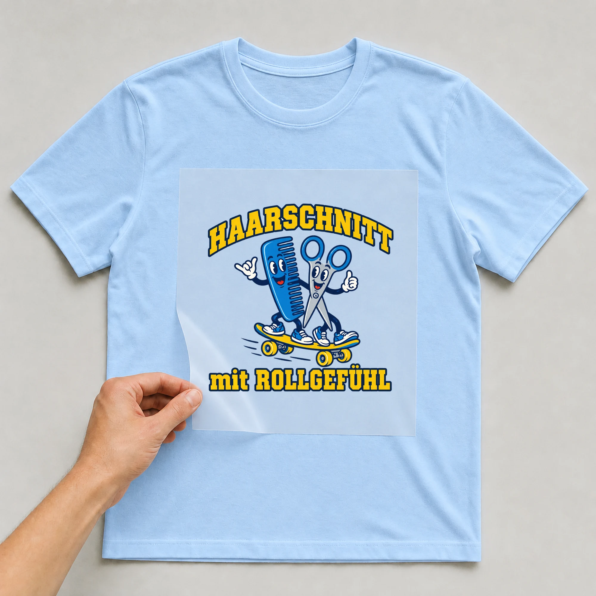 Bügelbild „Haarschnitt mit Rollgefühl“ auf hellblauem T-Shirt, Folie wird aufgelegt