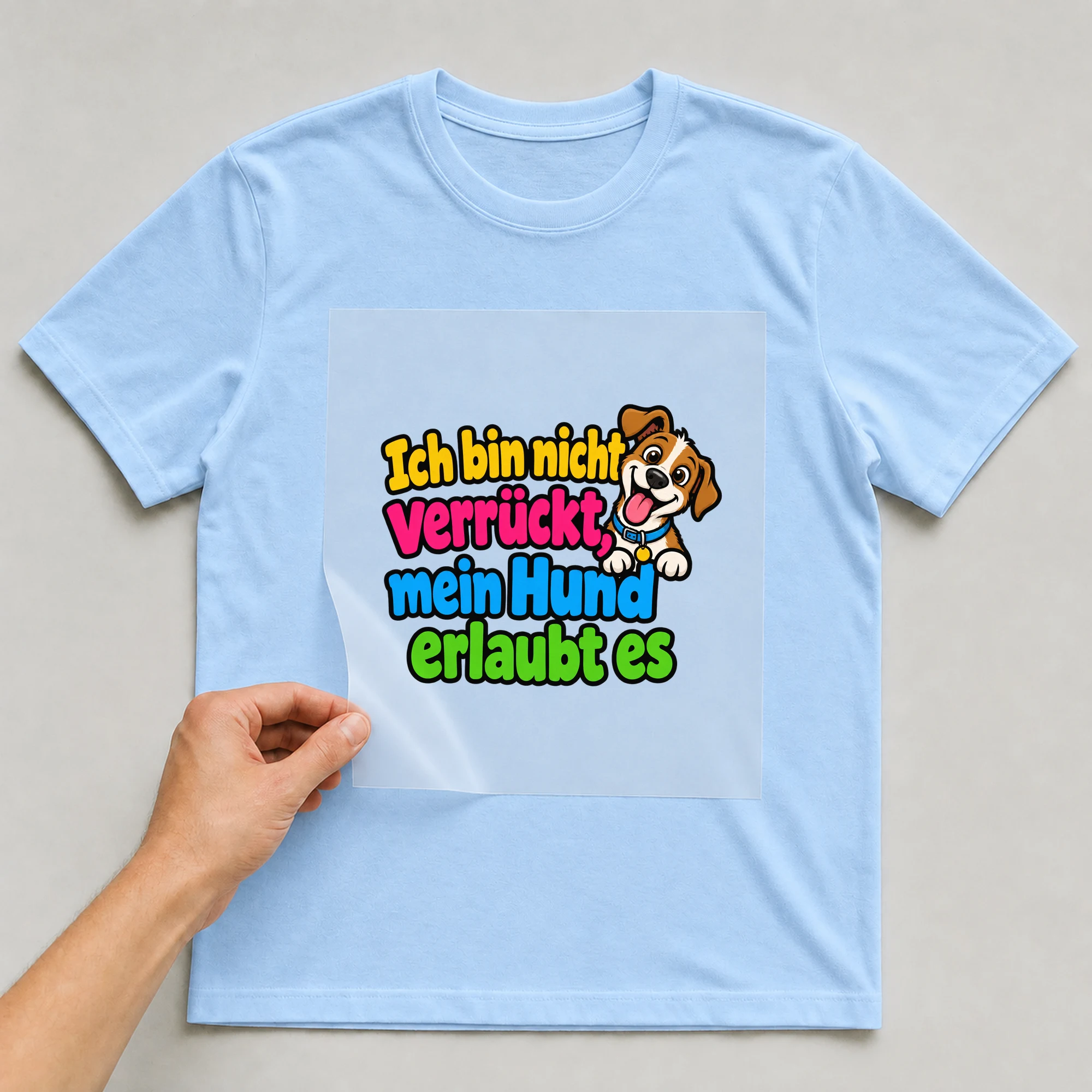 Bügelbild „Ich bin nicht verrückt, mein Hund erlaubt es“ auf babyblauem T-Shirt, Folie wird aufgelegt