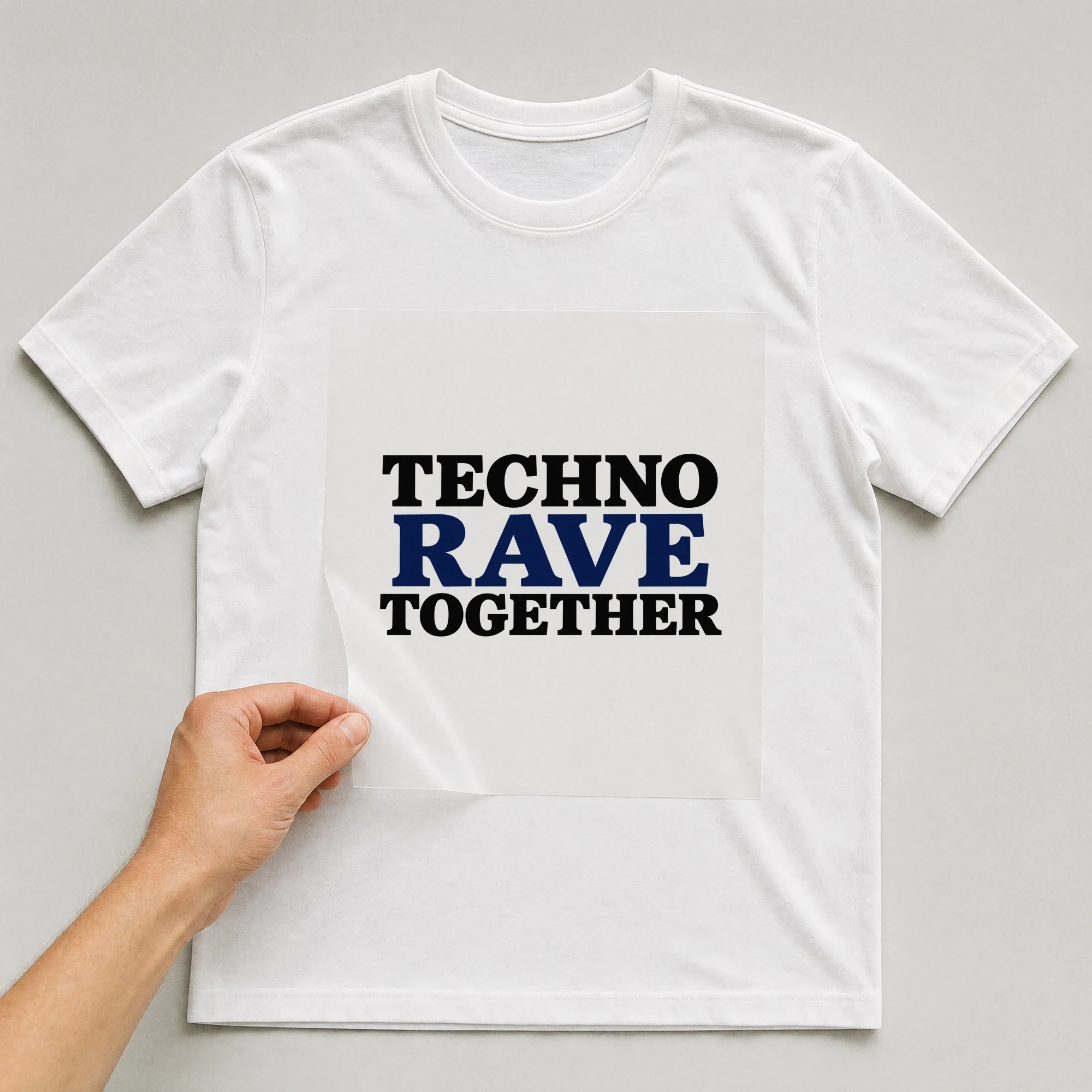Bügelbild „Techno Rave Together“ auf weißem T-Shirt, Folie wird aufgelegt