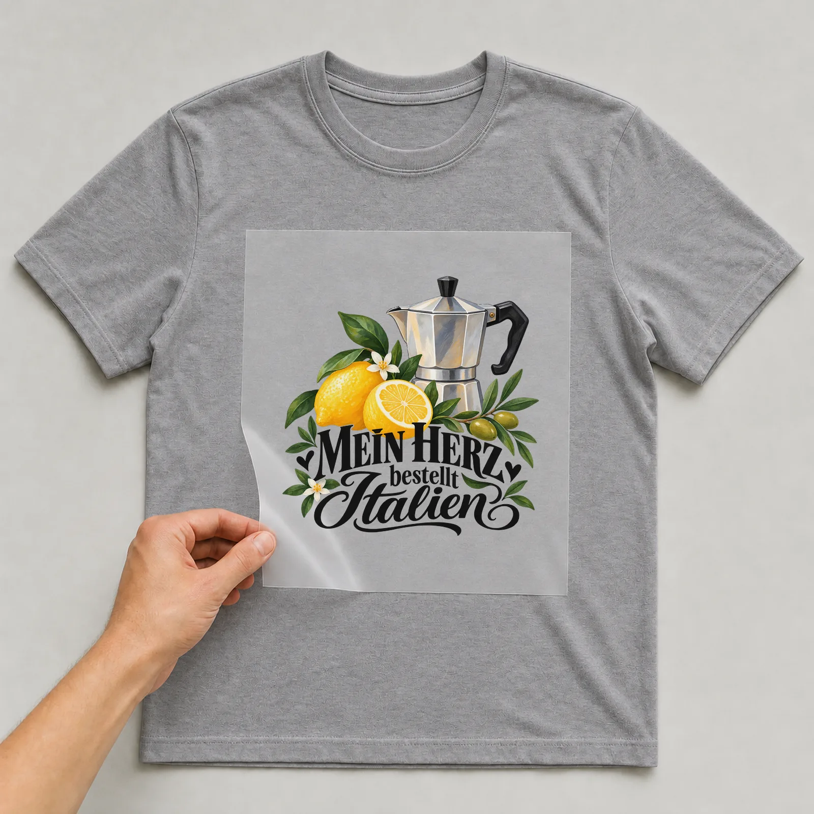 Bügelbild „Mein Herz bestellt Italien“ auf grauem T-Shirt, Folie wird aufgelegt