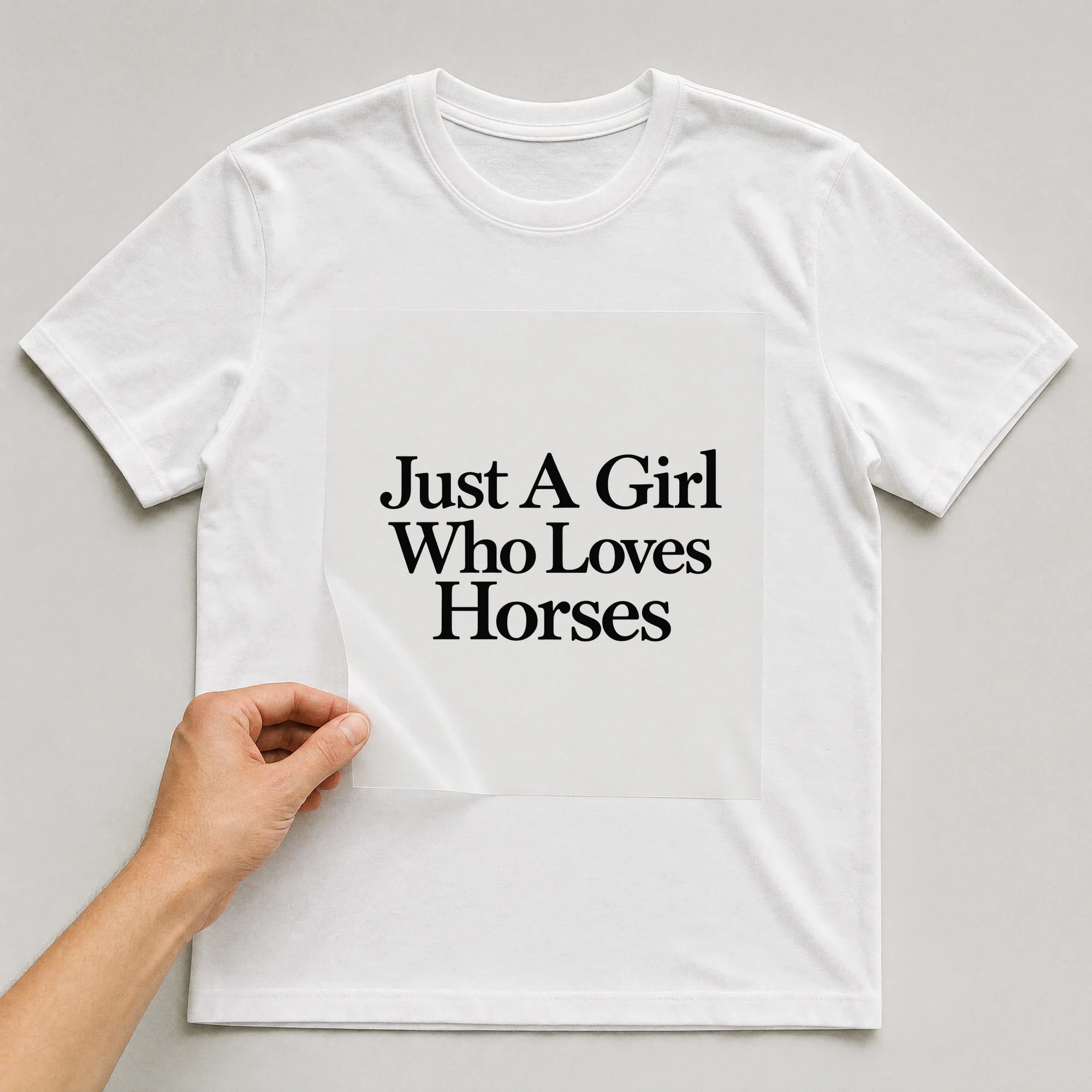 Bügelbild „Just A Girl Who Loves Horses“ auf weißem T-Shirt, Folie wird aufgelegt