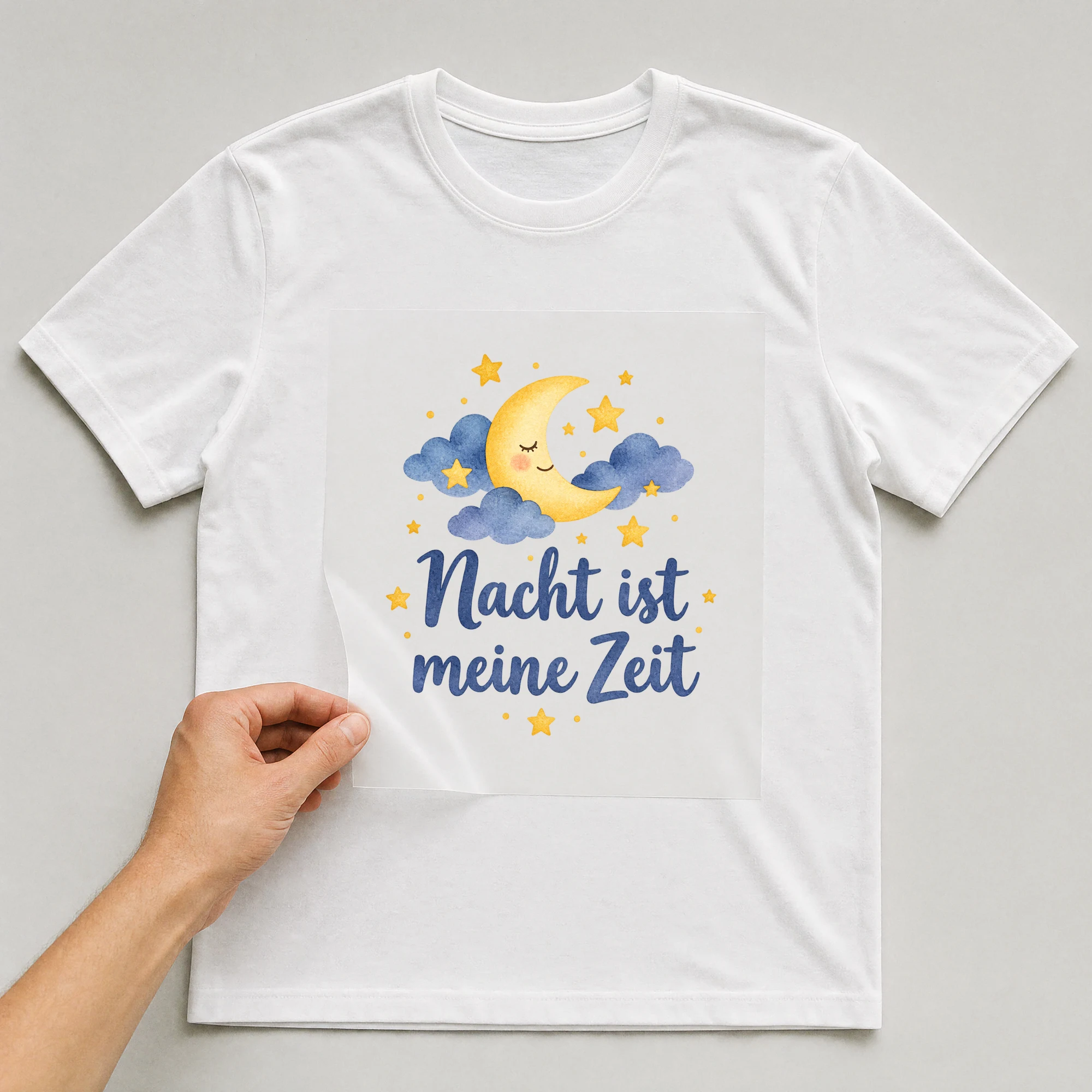 Bügelbild „Nacht ist meine Zeit“ auf weißem T-Shirt, Folie wird aufgelegt