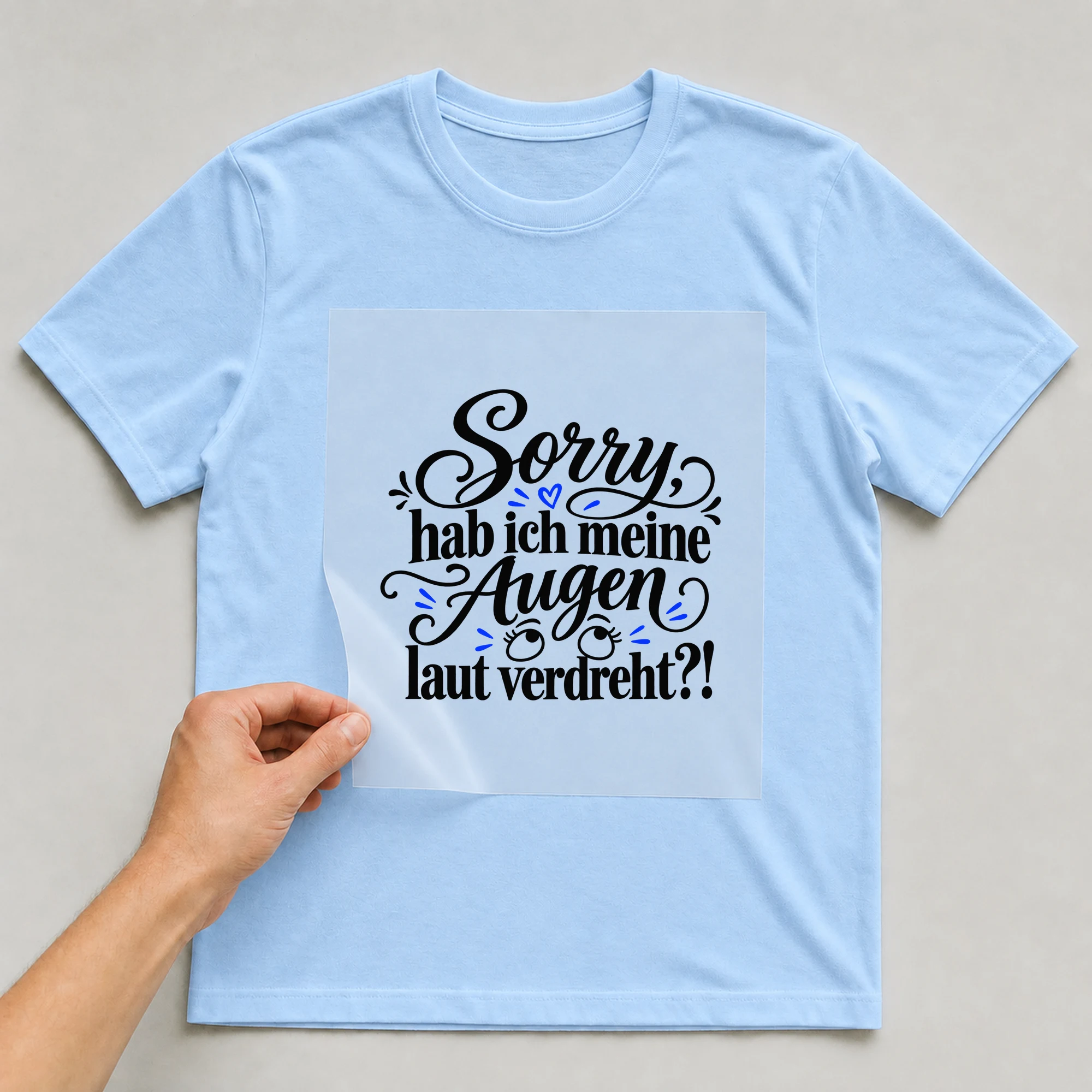 Bügelbild „Sorry, hab ich meine Augen laut verdreht?!“ auf babyblauem T-Shirt, Folie wird aufgelegt