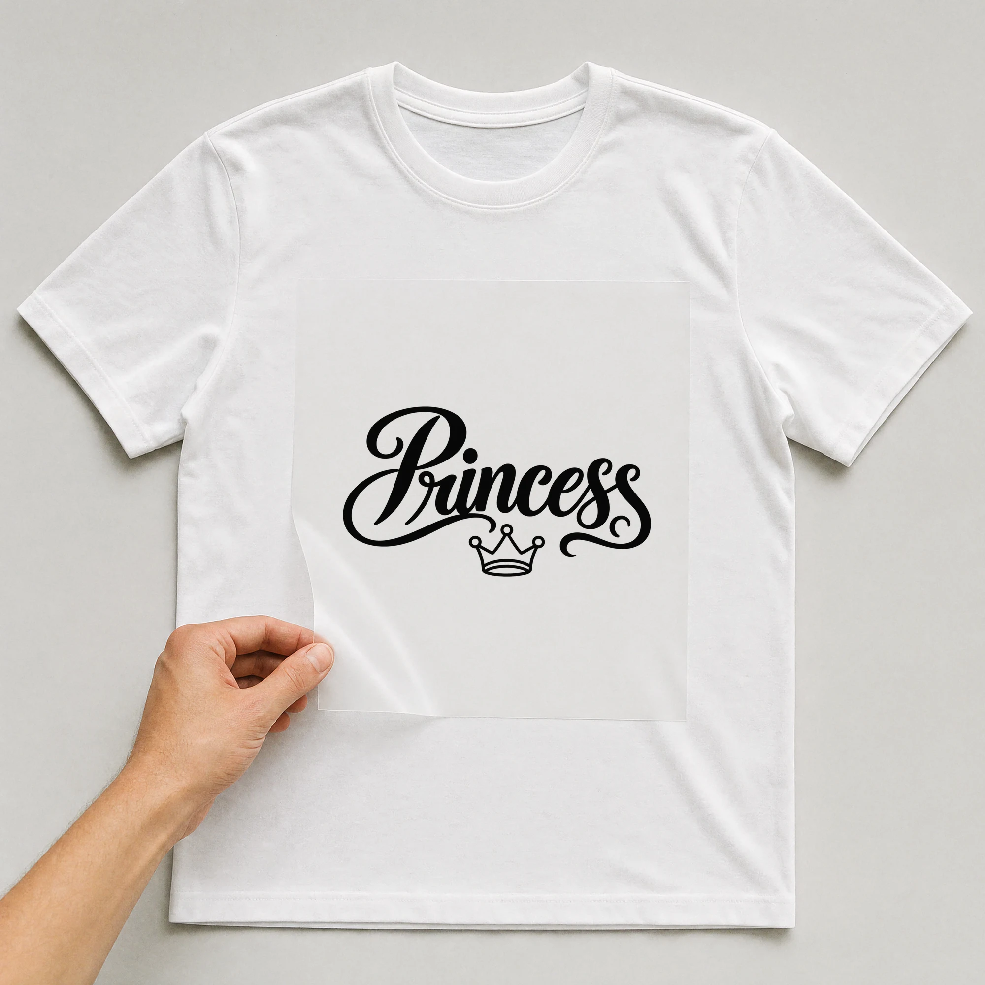 Bügelbild „Princess“ auf weißem T-Shirt, Folie wird aufgelegt