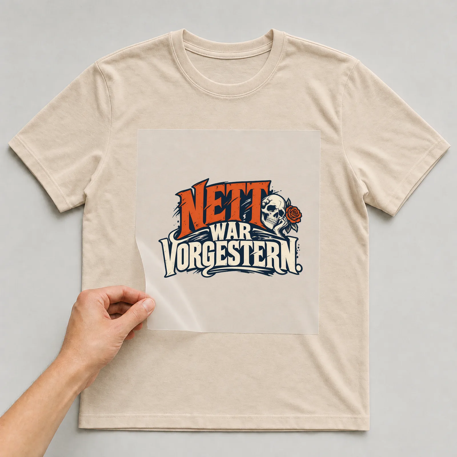 Bügelbild „Nett war vorgestern“ auf beigem T-Shirt, Folie wird aufgelegt