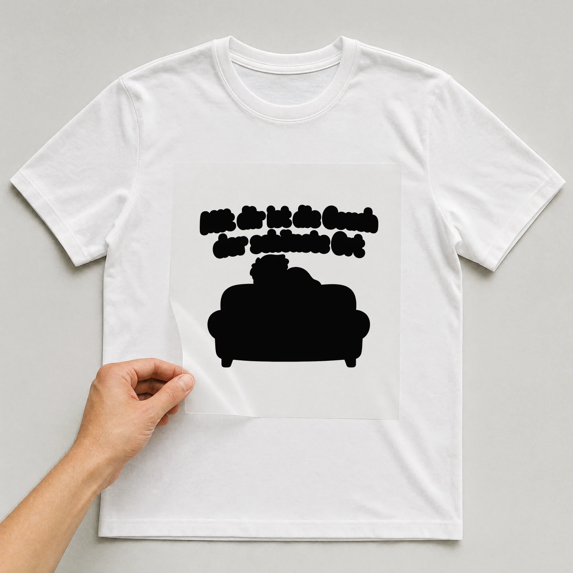 Bügelbild „Mit dir ist die Couch der schönste Ort“ auf weißem T-Shirt, Folie wird aufgelegt