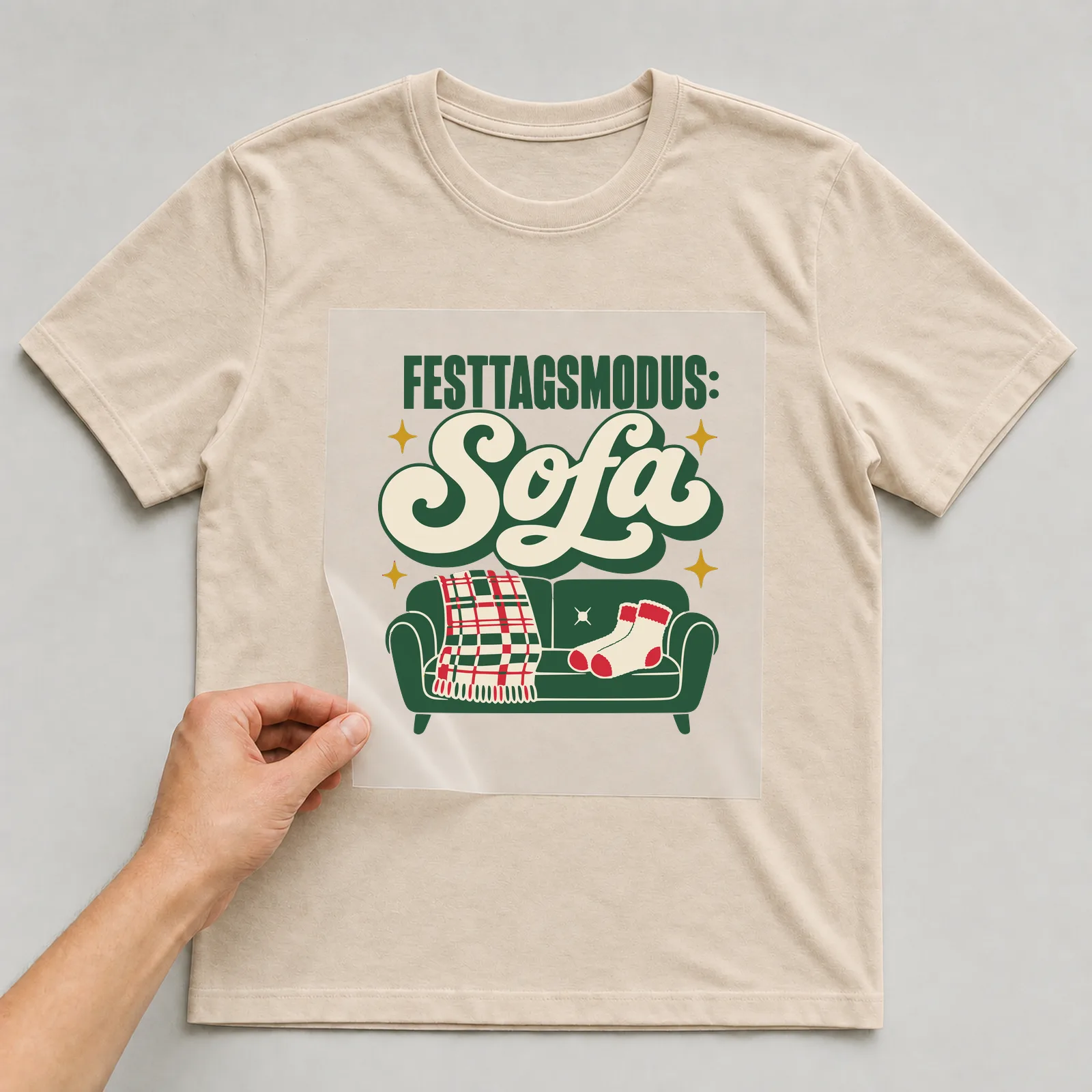 Bügelbild Festtagsmodus: Sofa auf beigem T-Shirt, Folie wird aufgelegt
