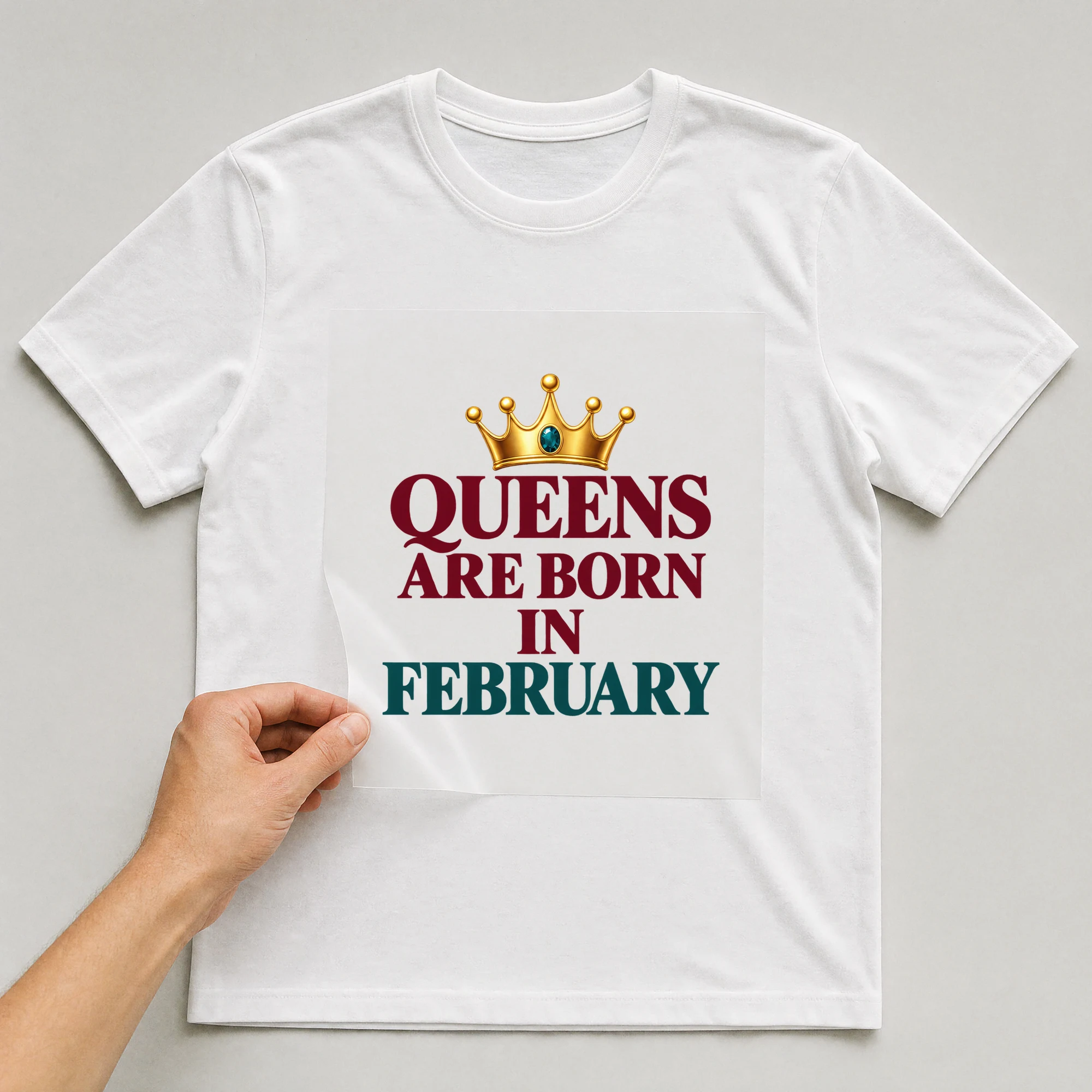Bügelbild „Queens Are Born In February“ auf weißem T-Shirt, Folie wird aufgelegt