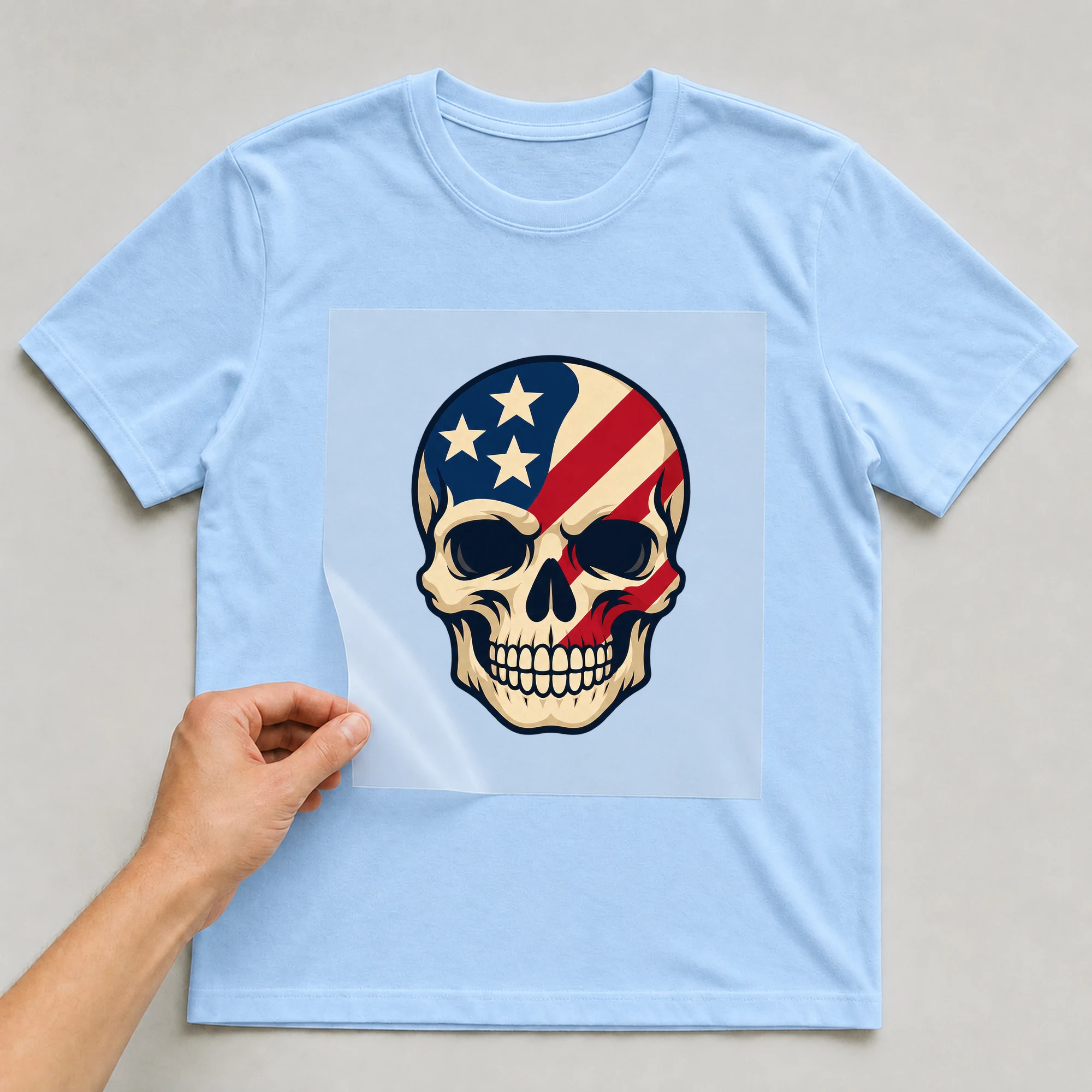 Bügelbild „American Skull“ auf babyblauem T-Shirt, Folie wird aufgelegt