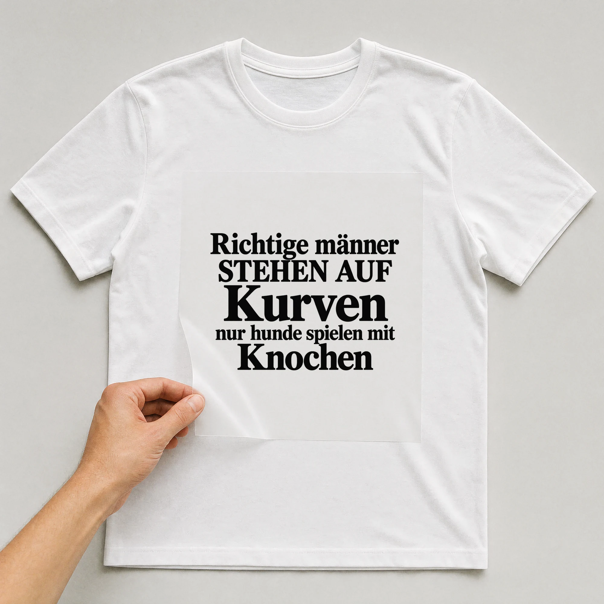Bügelbild „Richtige Männer Stehen Auf Kurven Nur Hunde Spielen Mit Knochen“ auf weißem T-Shirt, Folie wird aufgelegt
