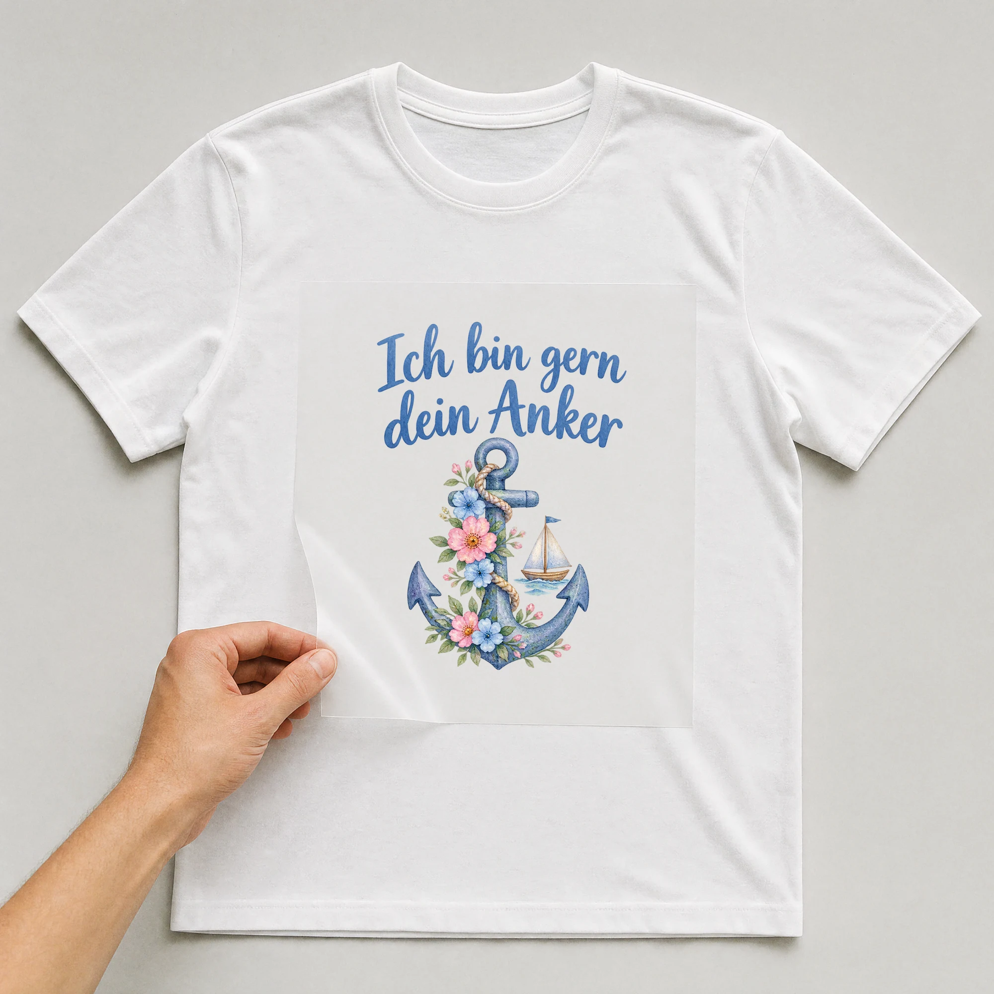 Bügelbild „Ich bin gern dein Anker“ auf weißem T-Shirt, Folie wird aufgelegt