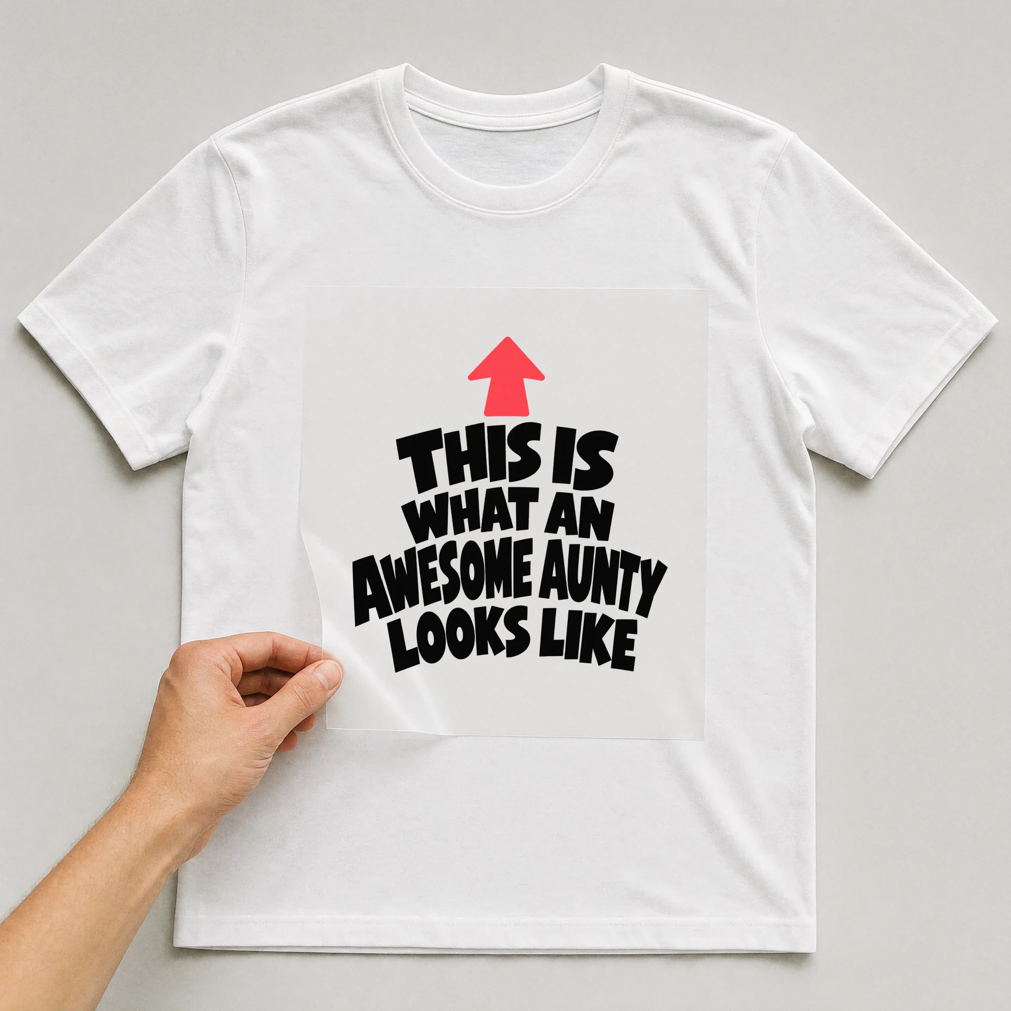 Bügelbild „This Is What An Awesome Aunty Looks Like“ auf weißem T-Shirt, Folie wird aufgelegt