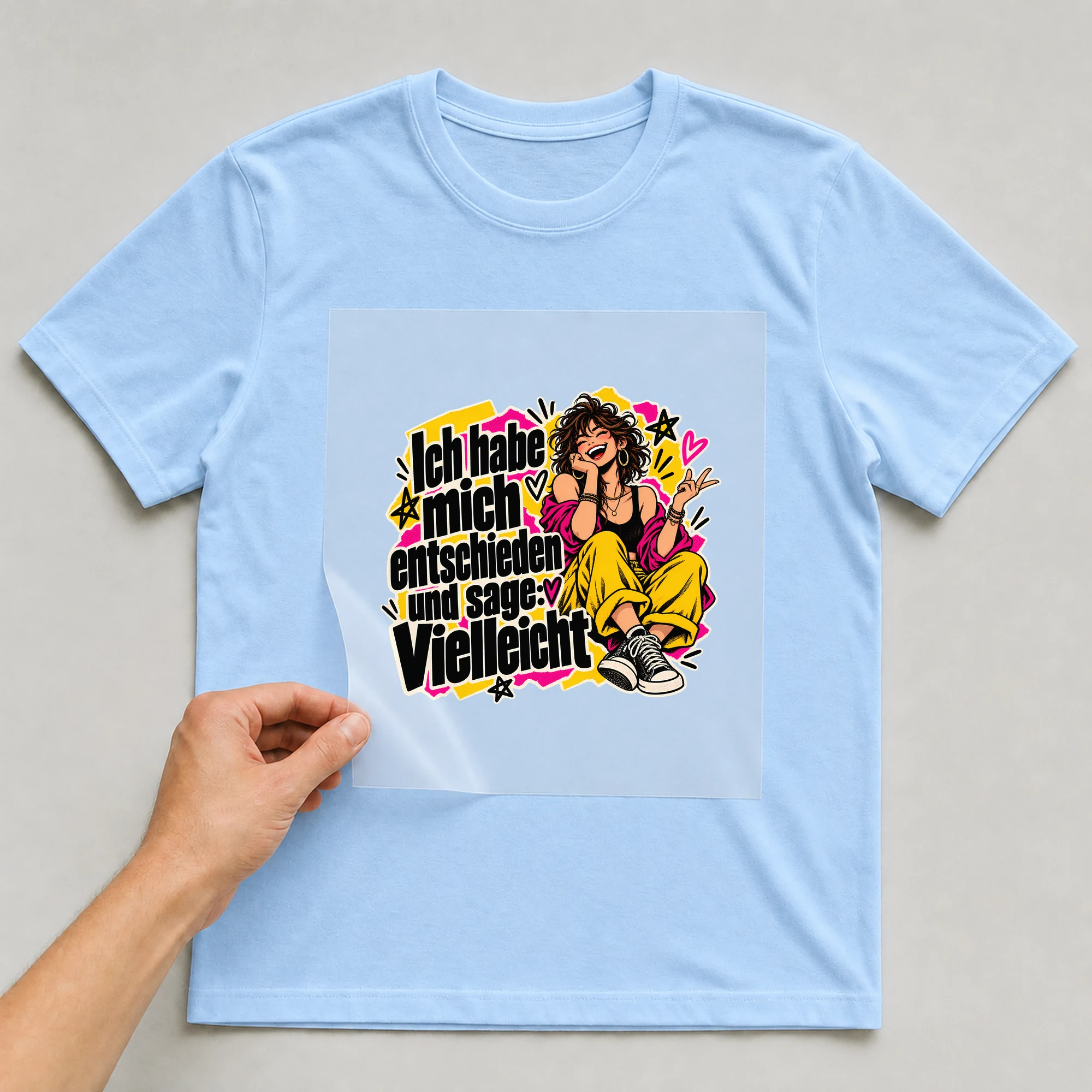 Bügelbild „Ich habe mich entschieden und sage: Vielleicht“ auf babyblauem T-Shirt, Folie wird aufgelegt
