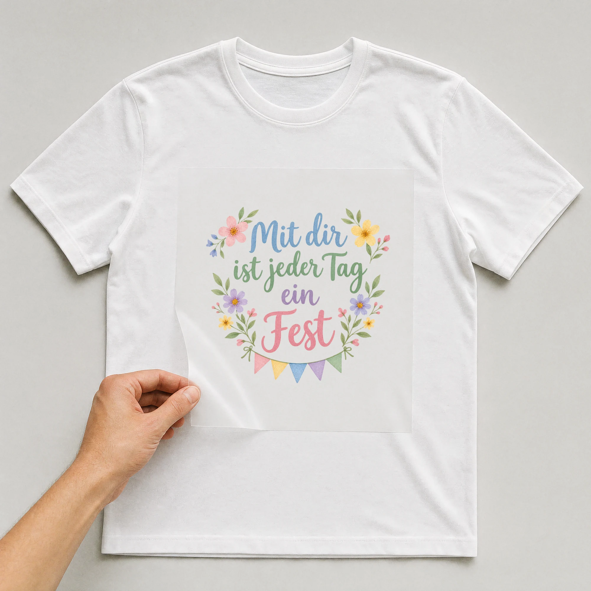 Bügelbild „Mit dir ist jeder tag ein“ auf weißem T-Shirt, Folie wird aufgelegt