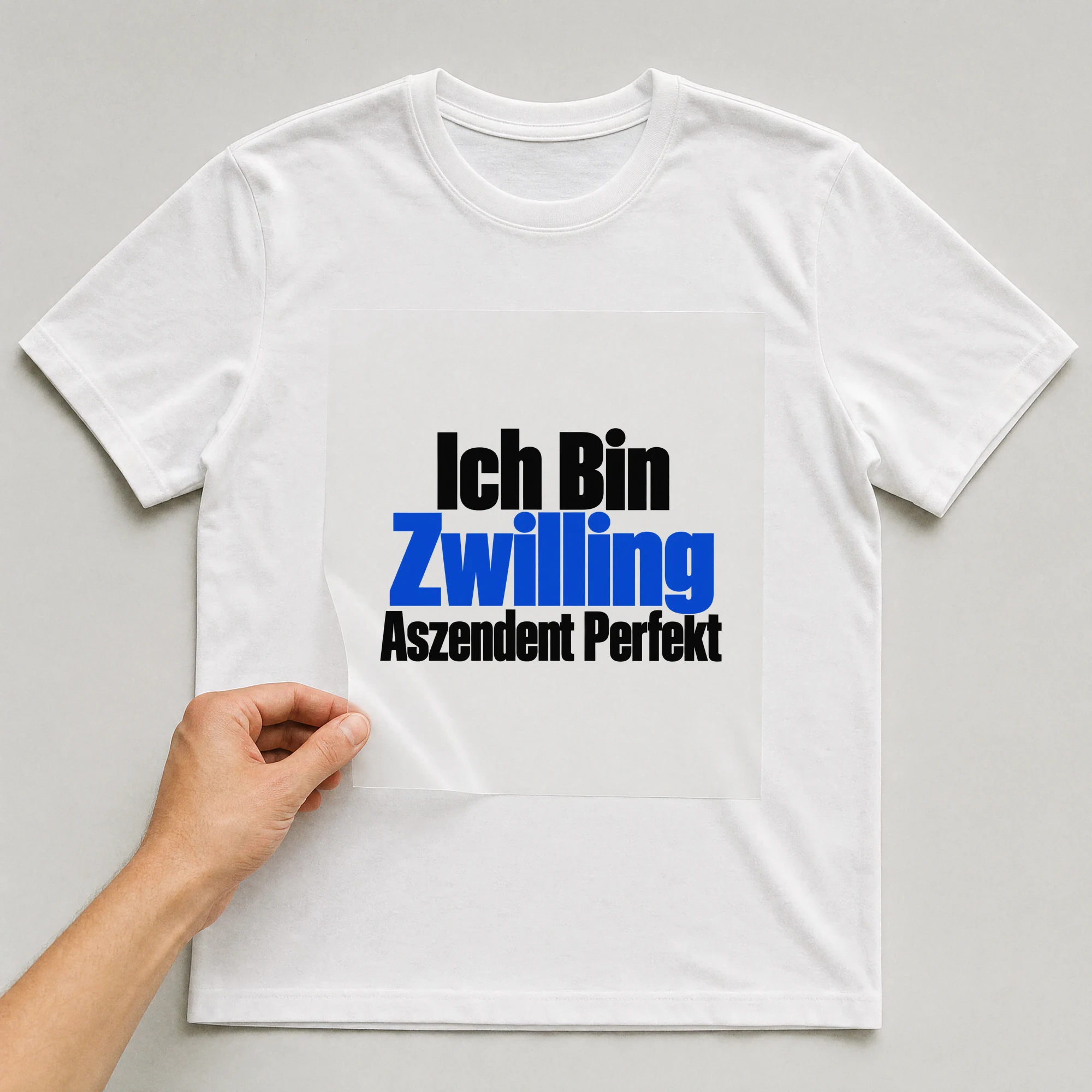 Bügelbild „Ich Bin Zwilling Aszendent Perfekt“ auf weißem T-Shirt, Folie wird aufgelegt