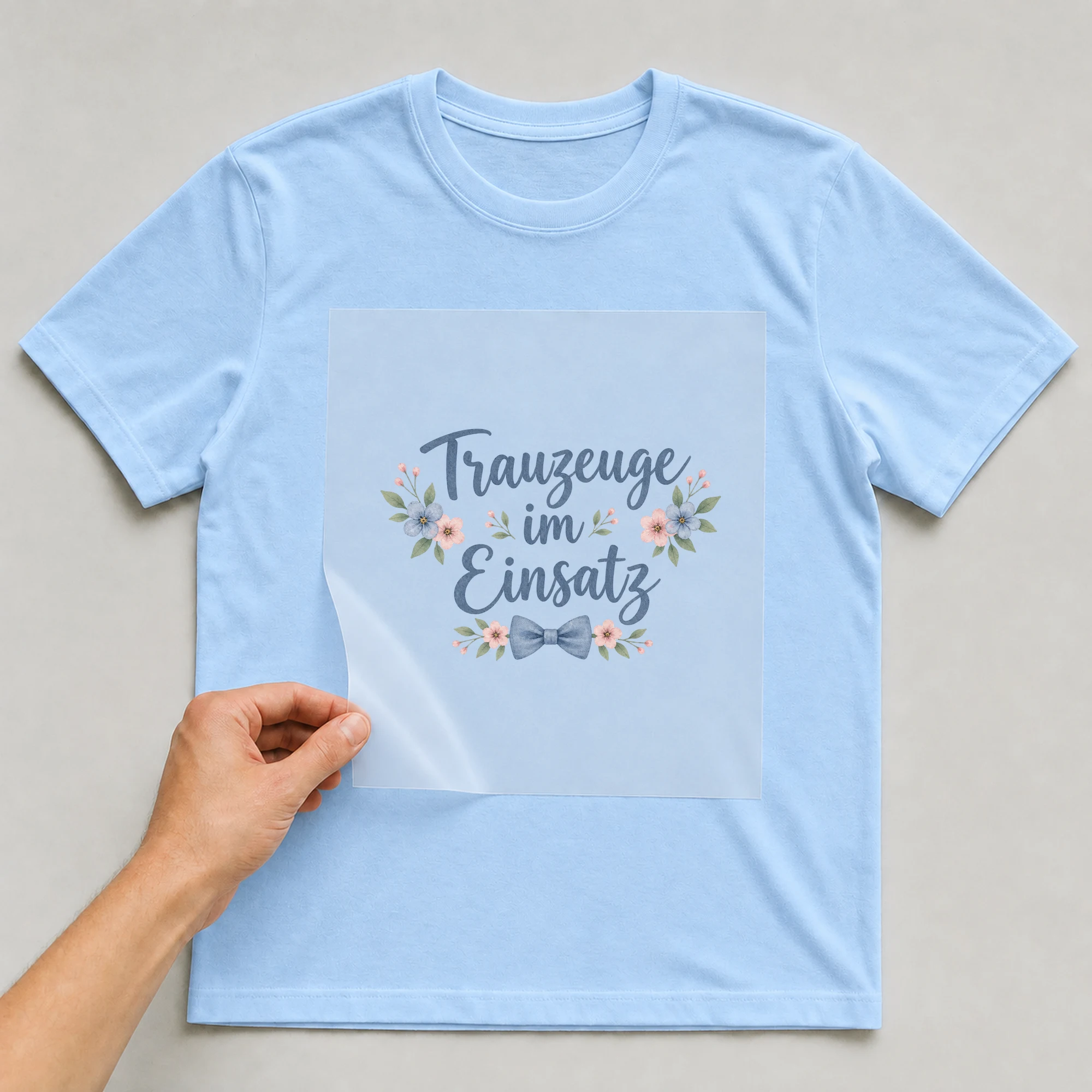 Bügelbild „Trauzeuge im einsatz“ auf babyblauem T-Shirt, Folie wird aufgelegt