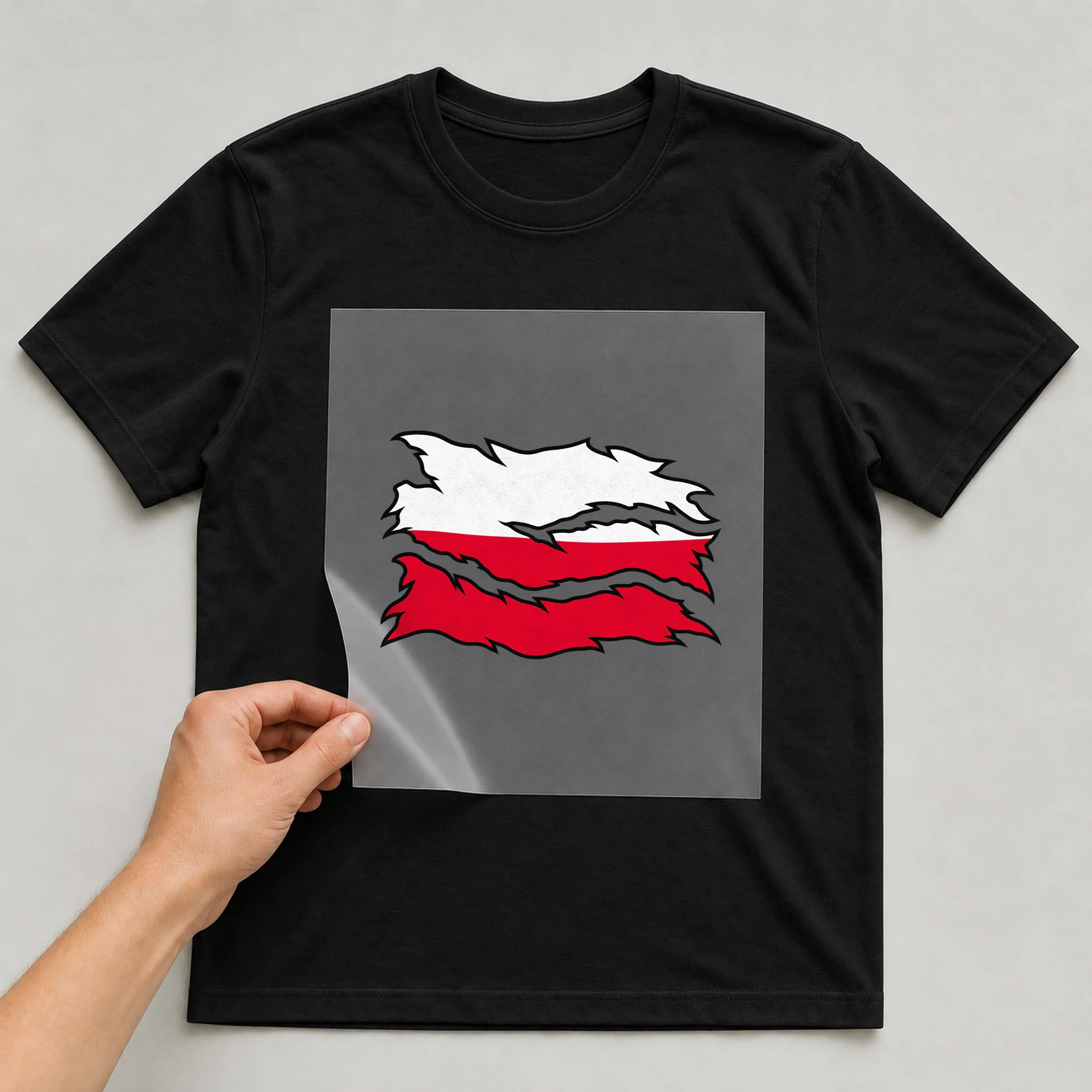 Bügelbild „Zerrissene Fahne Polen“ auf babyblauem T-Shirt, Folie wird aufgelegt
