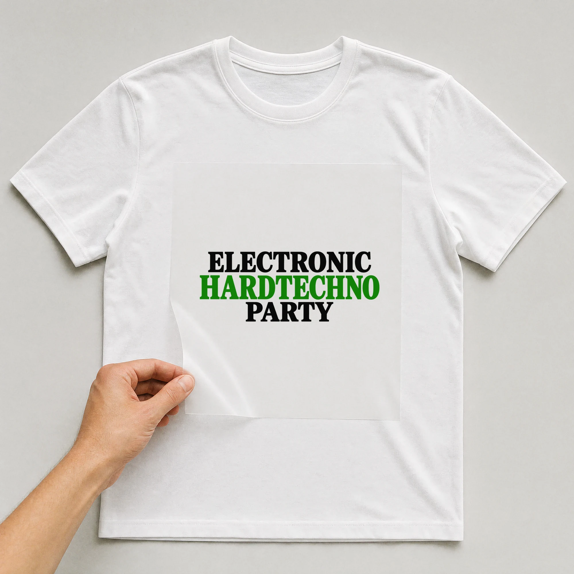 Bügelbild „Electronic Hardtechno Party“ auf weißem T-Shirt, Folie wird aufgelegt