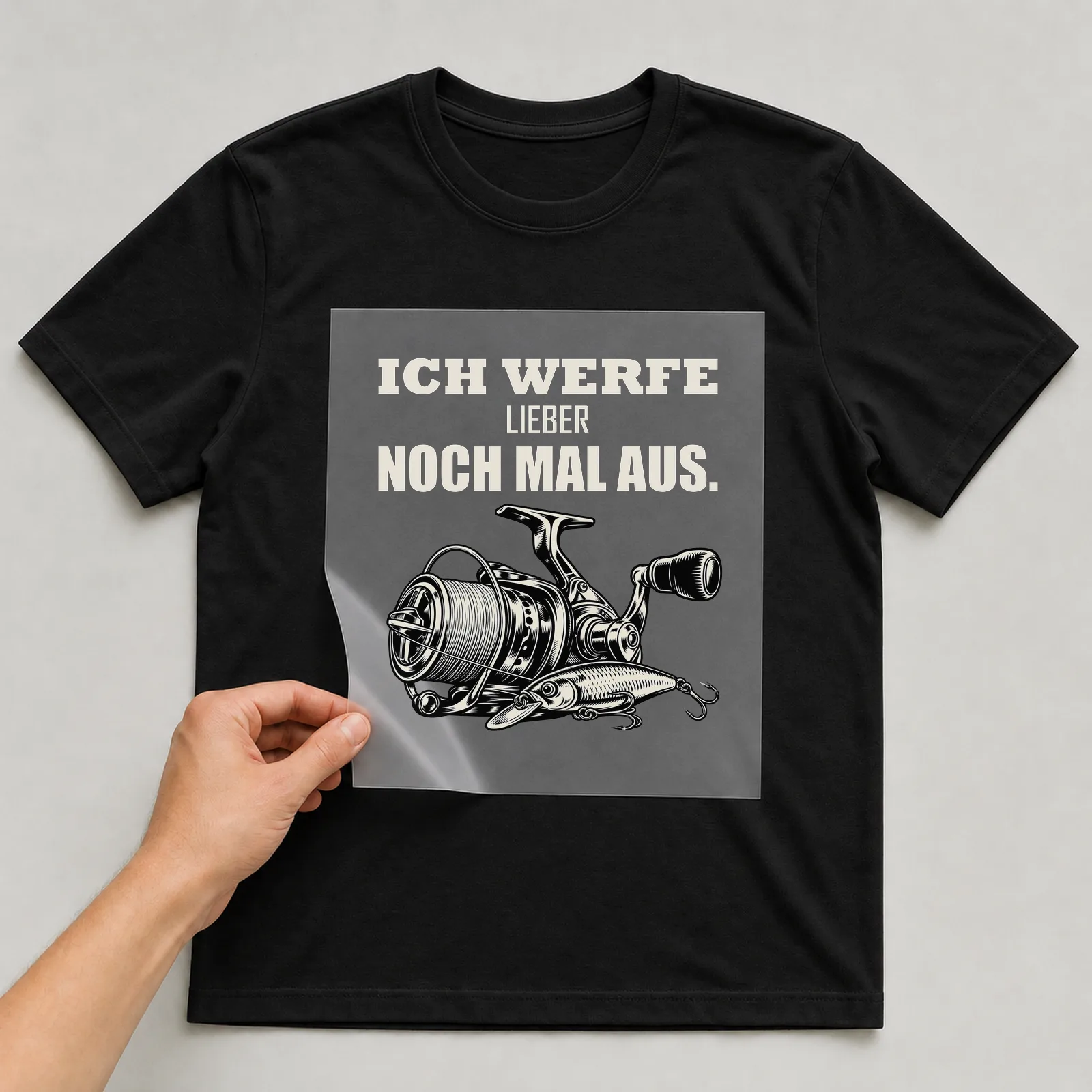 Bügelbild „Ich werfe lieber noch mal aus“ auf schwarzem T-Shirt, Folie wird aufgelegt