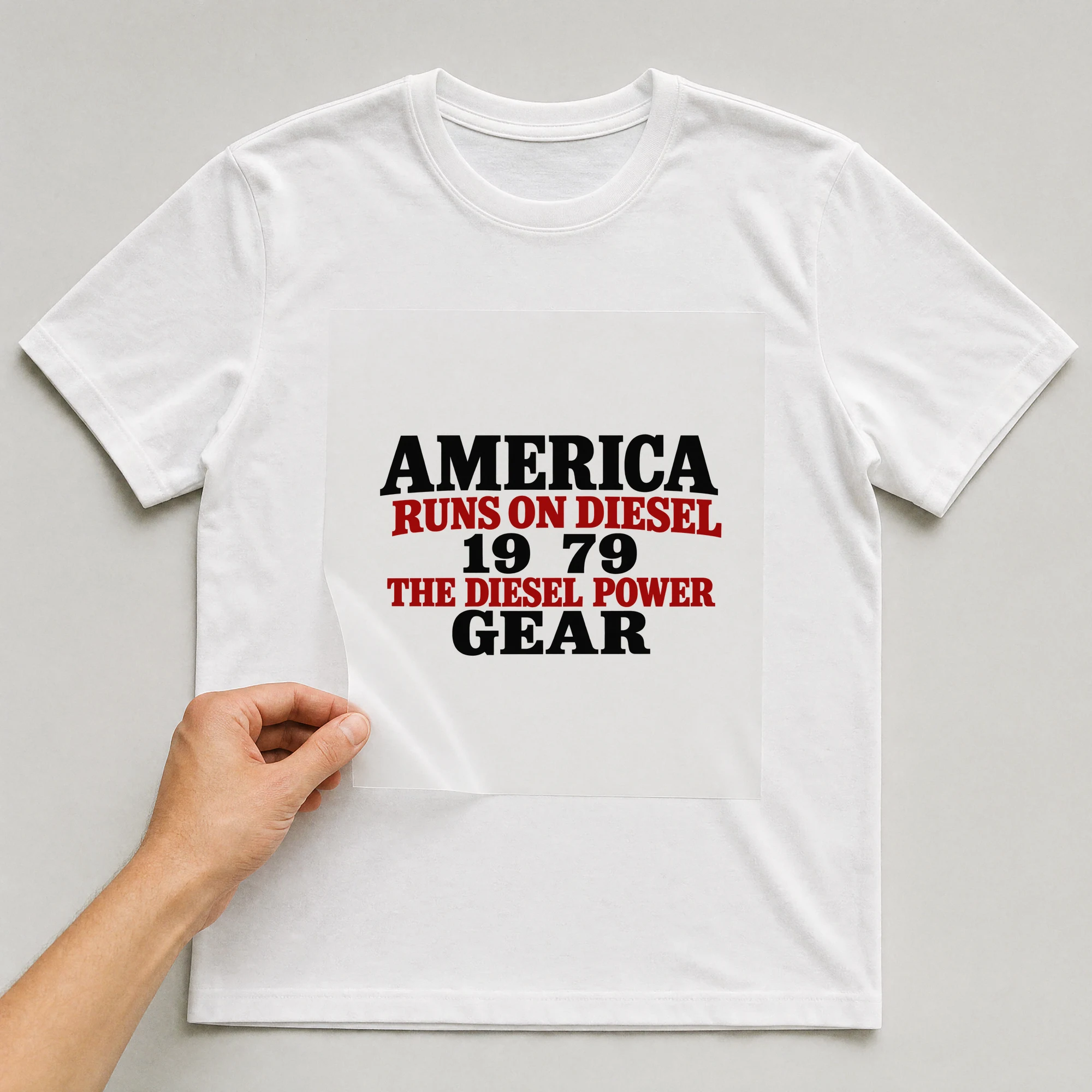 Bügelbild „AMERICA RUNS ON DIESEL 19 79 THE DIESEL POWER GEAR“ auf weißem T-Shirt, Folie wird aufgelegt