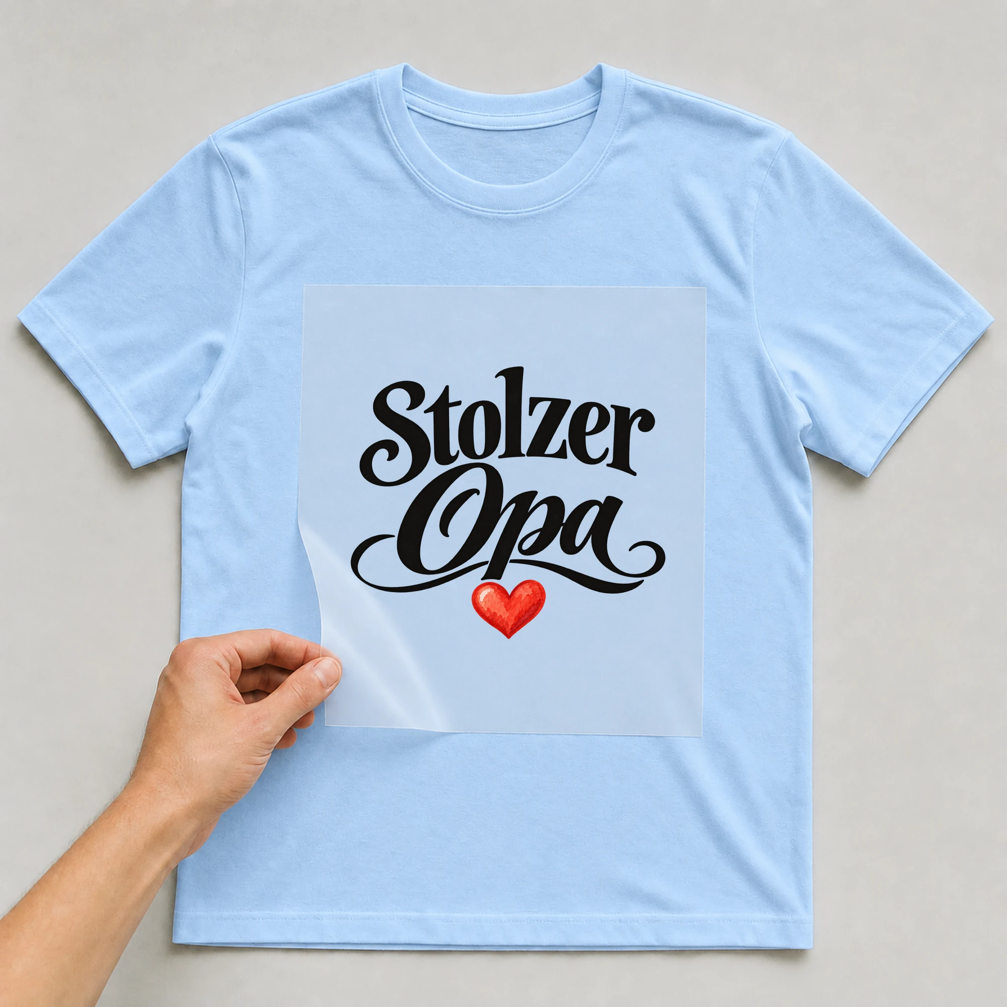 Bügelbild „Stolzer Opa“ auf babyblauem T-Shirt, Folie wird aufgelegt