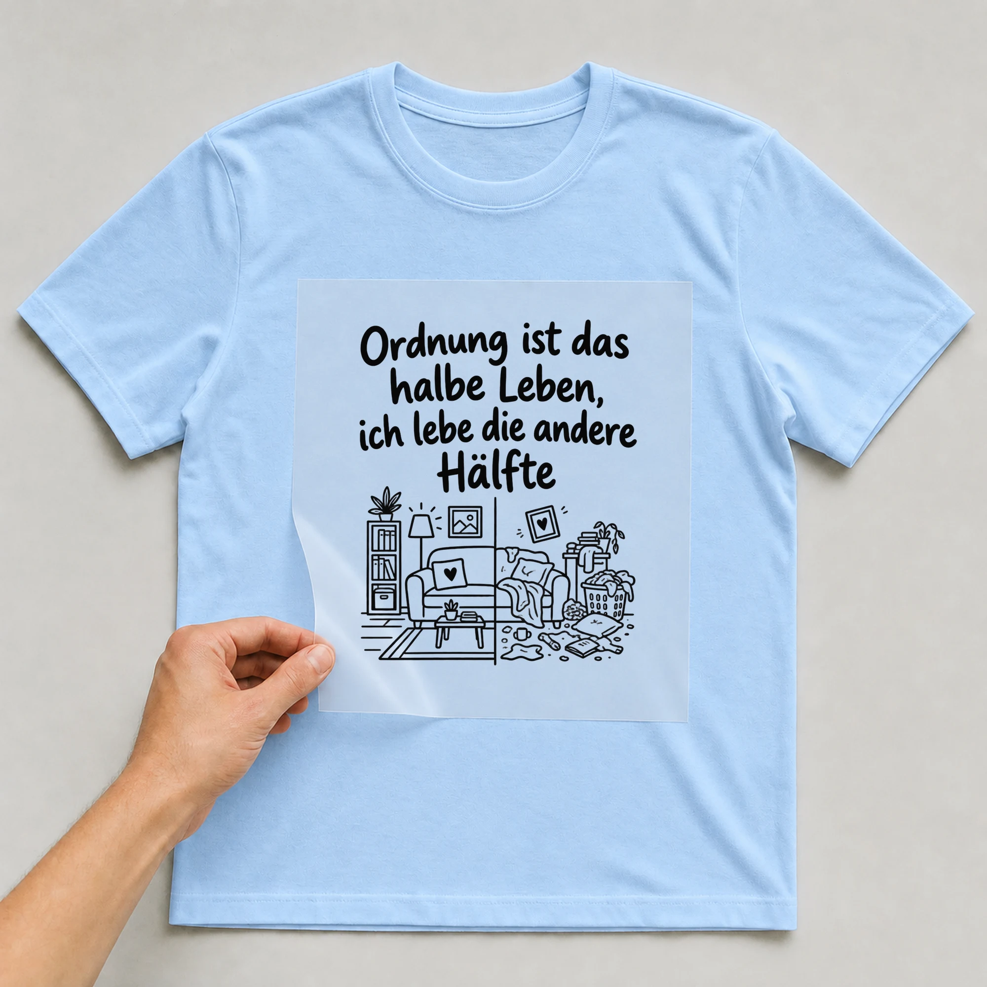 Bügelbild „Ordnung ist das halbe Leben, ich lebe die andere Hälfte“ auf babyblauem T-Shirt, Folie wird aufgelegt