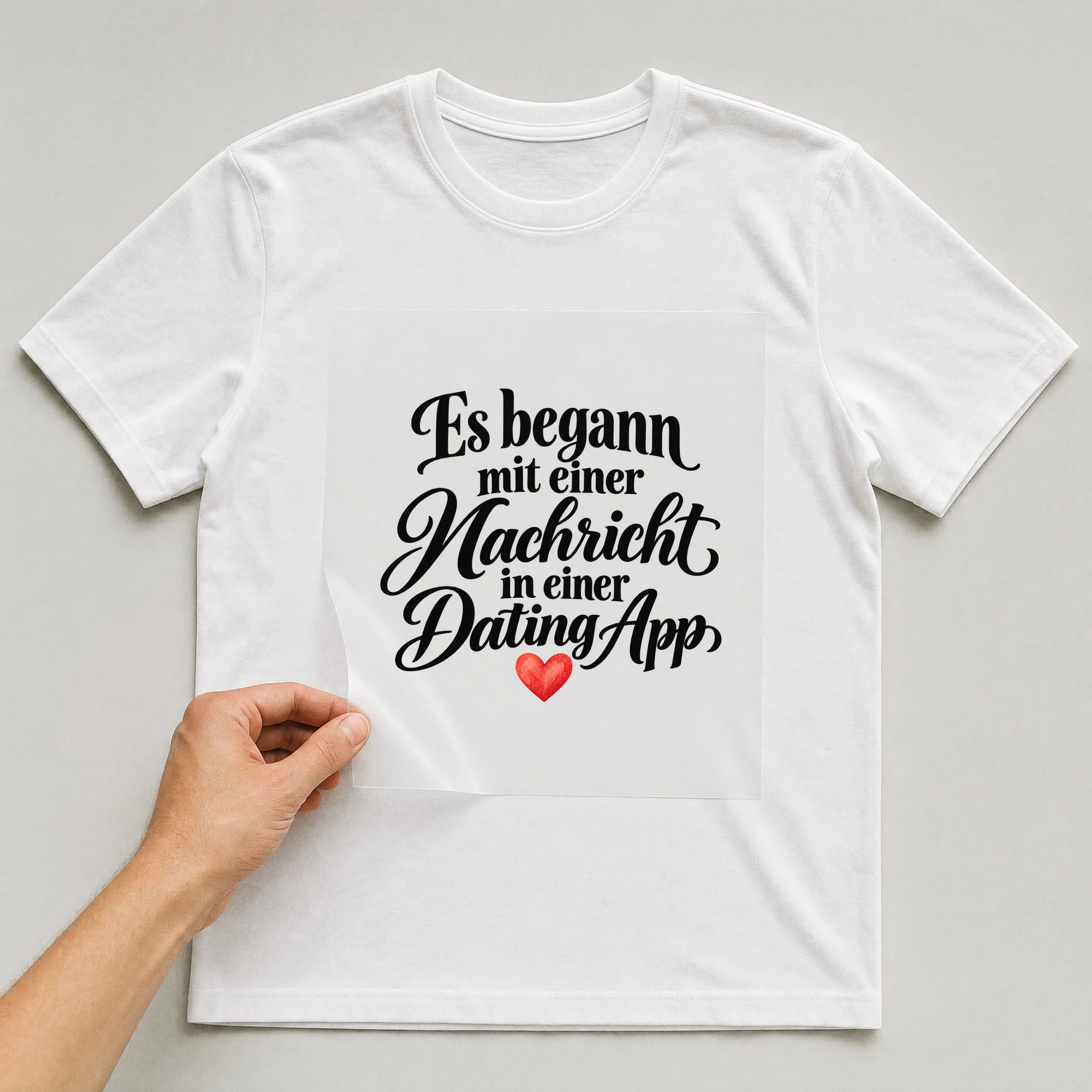 Bügelbild „Es begann mit einer Nachricht in einer Dating App“ auf weißem T-Shirt, Folie wird aufgelegt