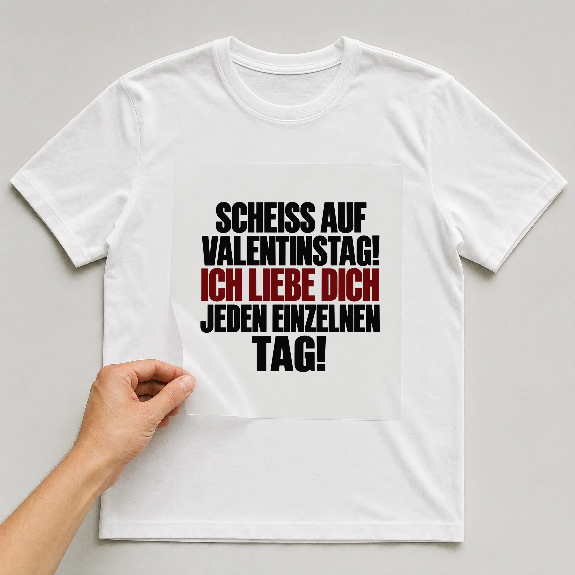Bügelbild „Sch*iss auf Valentinstag! Ich liebe dich jeden einzelnen Tag!“ auf weißem T-Shirt, Folie wird aufgelegt