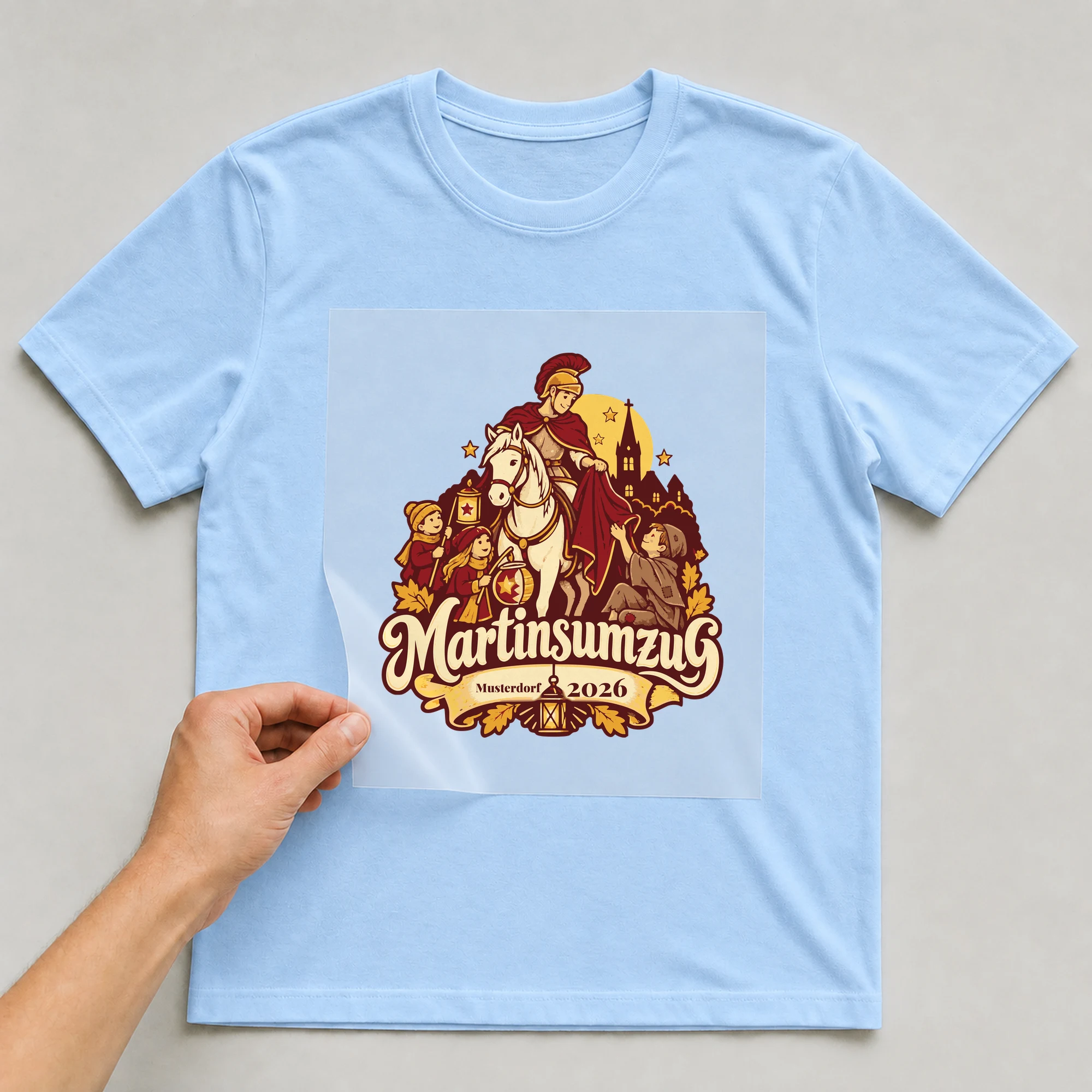 Bügelbild Martinsumzug mit Ort und Jahr auf hellblauem T-Shirt, Folie wird aufgelegt