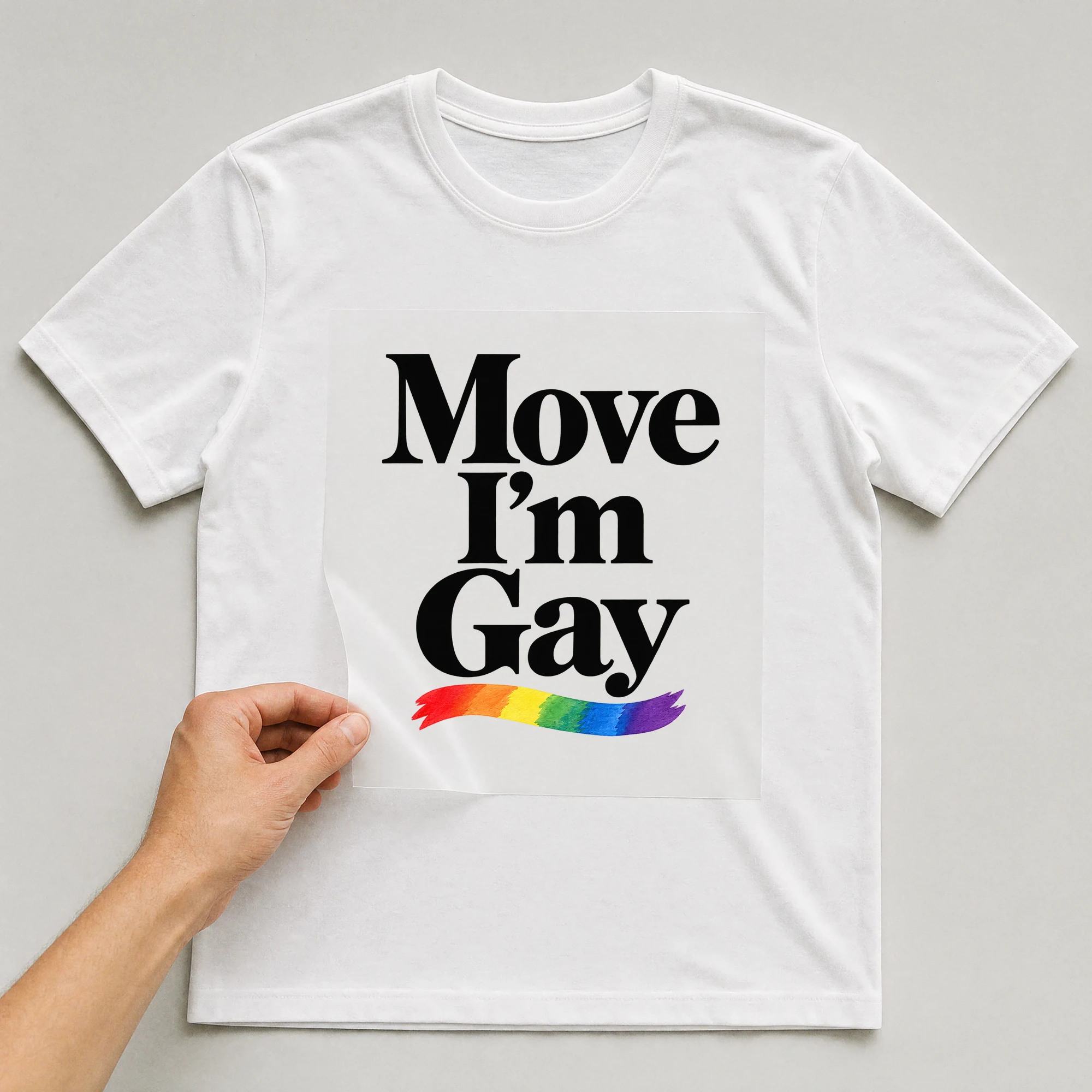 Bügelbild „Move I'm Gay“ auf weißem T-Shirt, Folie wird aufgelegt