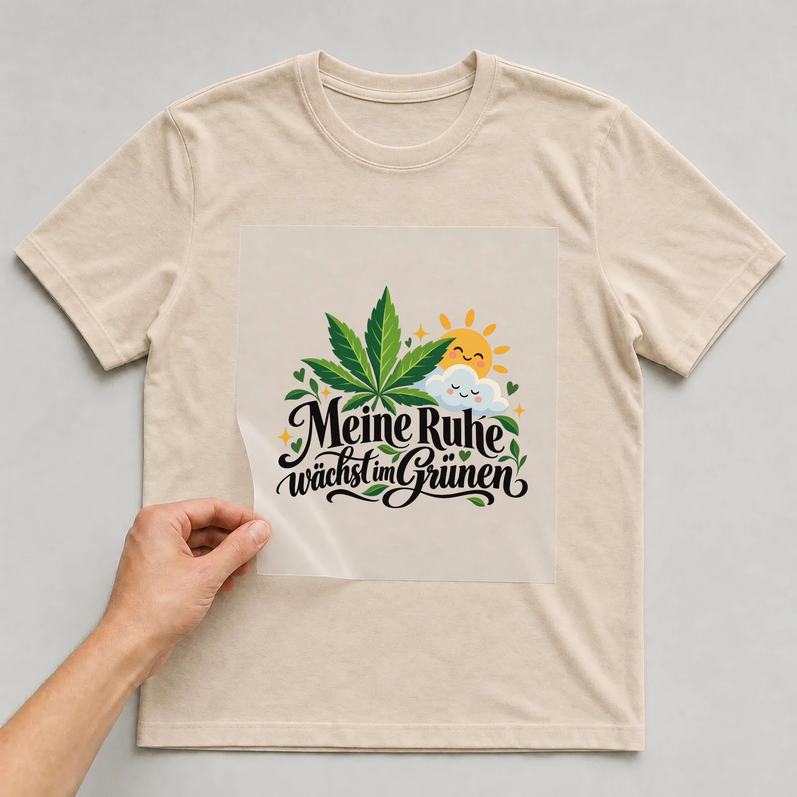 Bügelbild „Meine Ruhe wächst im Grünen“ auf beigem T-Shirt, Folie wird aufgelegt