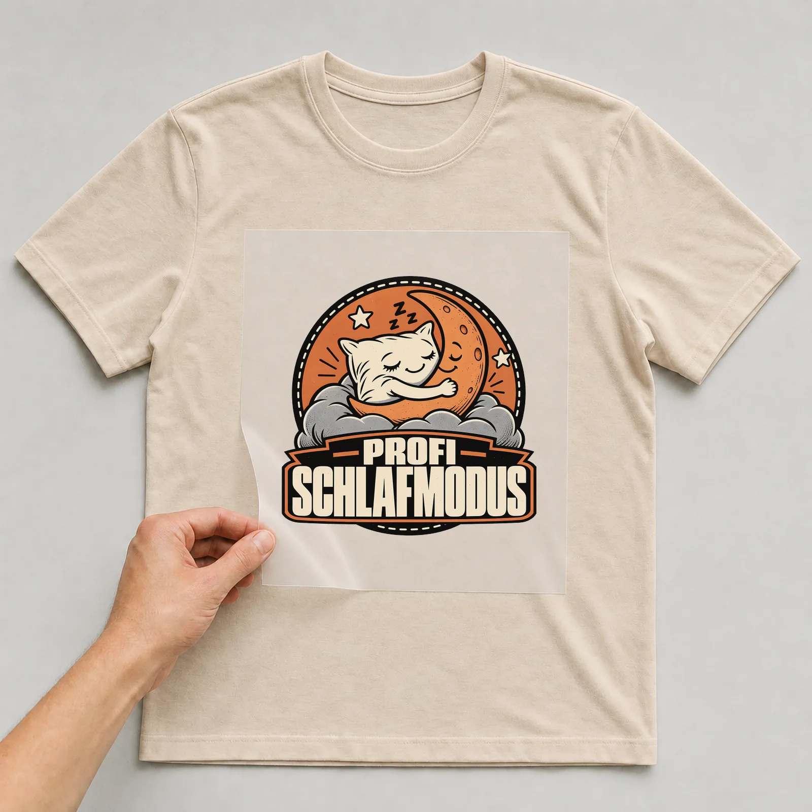 Bügelbild „Profi Schlafmodus“ auf beigem T-Shirt, Folie wird aufgelegt