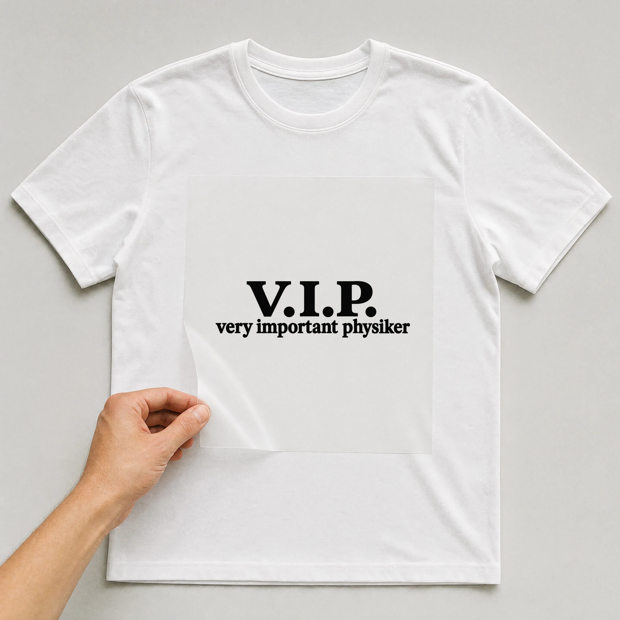 Bügelbild „V.I.P. very important physiker“ auf weißem T-Shirt, Folie wird aufgelegt