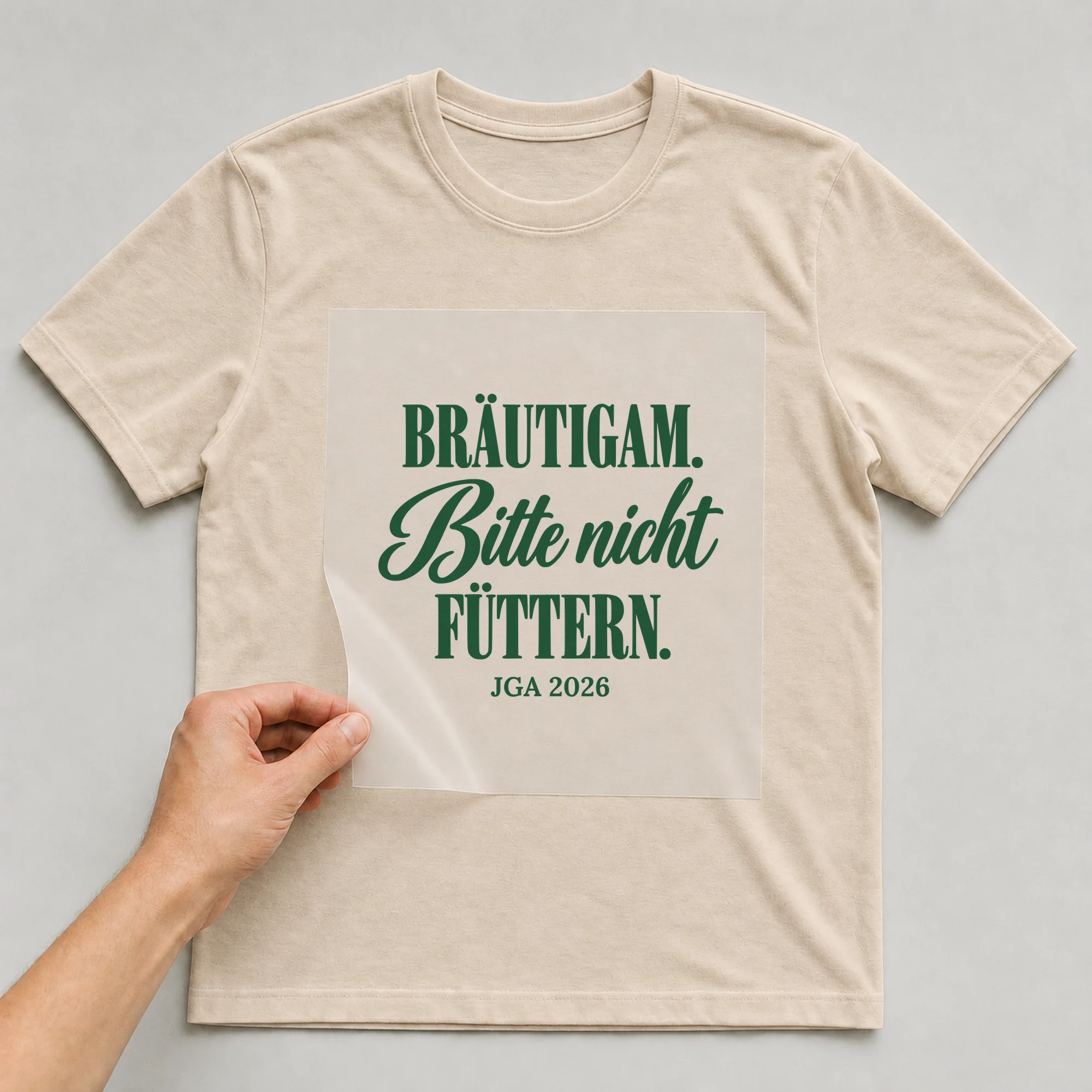 Bügelbild Bräutigam. Bitte nicht füttern mit Jahr auf beigem T-Shirt, Folie wird aufgelegt
