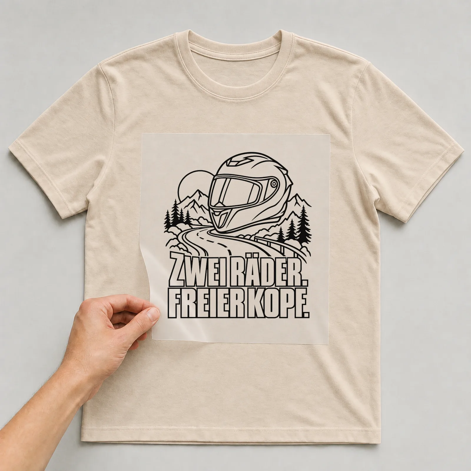 Bügelbild „Zwei Räder. Freier Kopf.“ auf beigem T-Shirt, Folie wird aufgelegt
