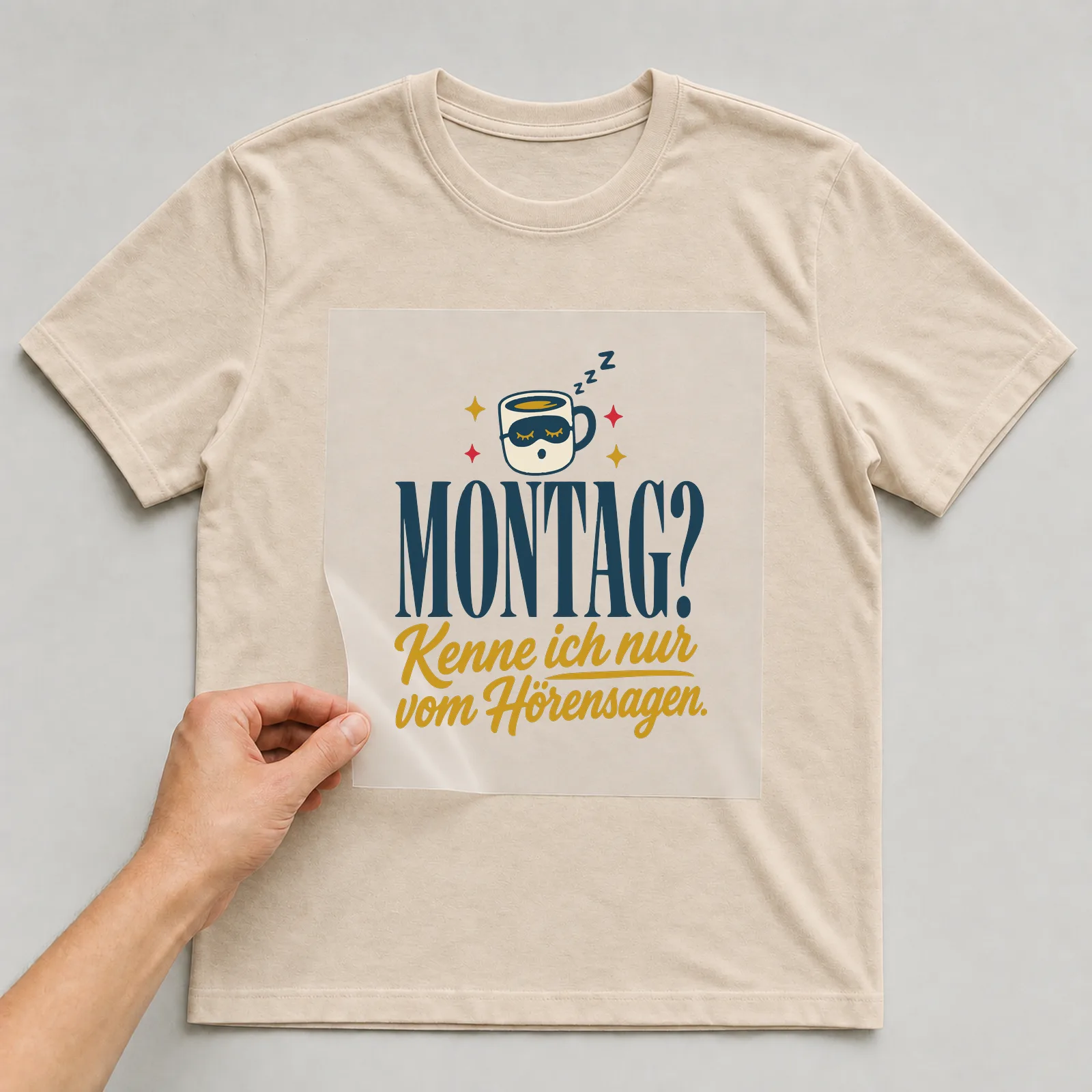Bügelbild Montag? Kenne ich nur vom Hörensagen. auf beigem T-Shirt, Folie wird aufgelegt