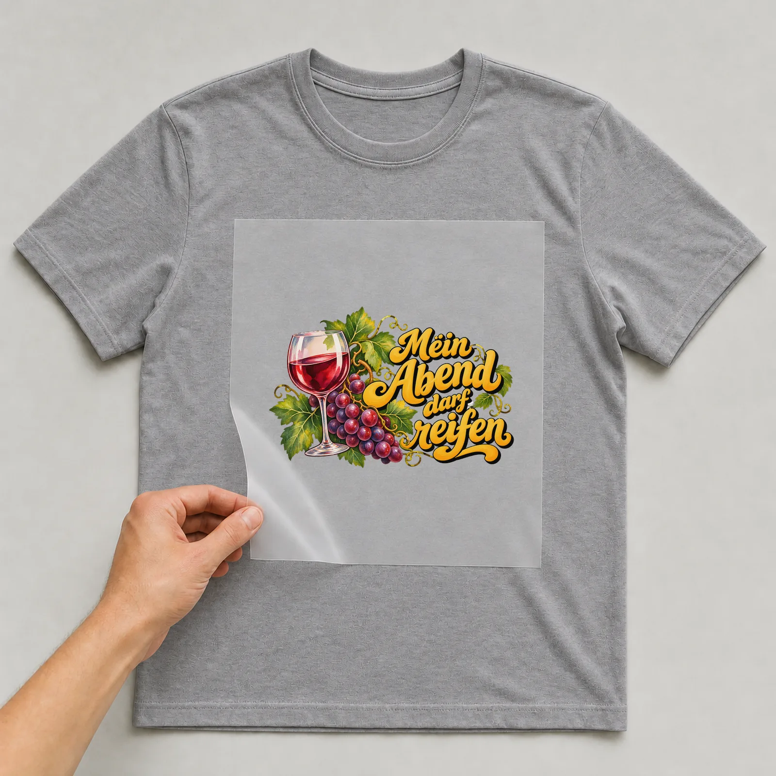 Bügelbild „Mein Abend darf reifen“ auf grauem T-Shirt, Folie wird aufgelegt