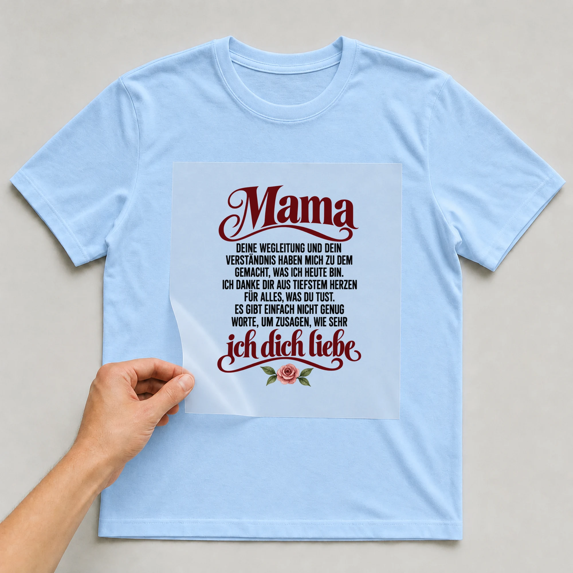 Bügelbild „Mama deine Wegleitung und dein Verständnis haben mich zu dem gemacht, was ich“ auf babyblauem T-Shirt, Folie wird aufgelegt