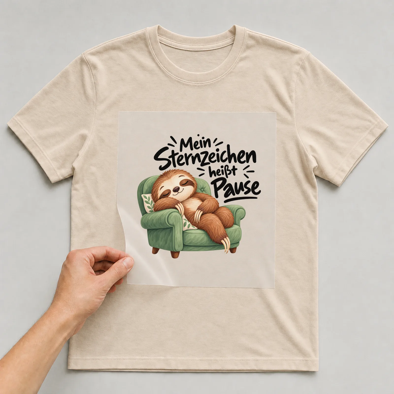 Bügelbild „Mein Sternzeichen heißt Pause“ auf beigem T-Shirt, Folie wird aufgelegt