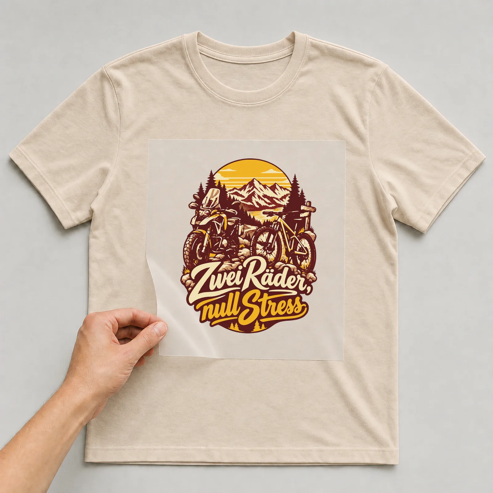 Bügelbild Zwei Räder, null Stress auf beigem T-Shirt, Folie wird aufgelegt