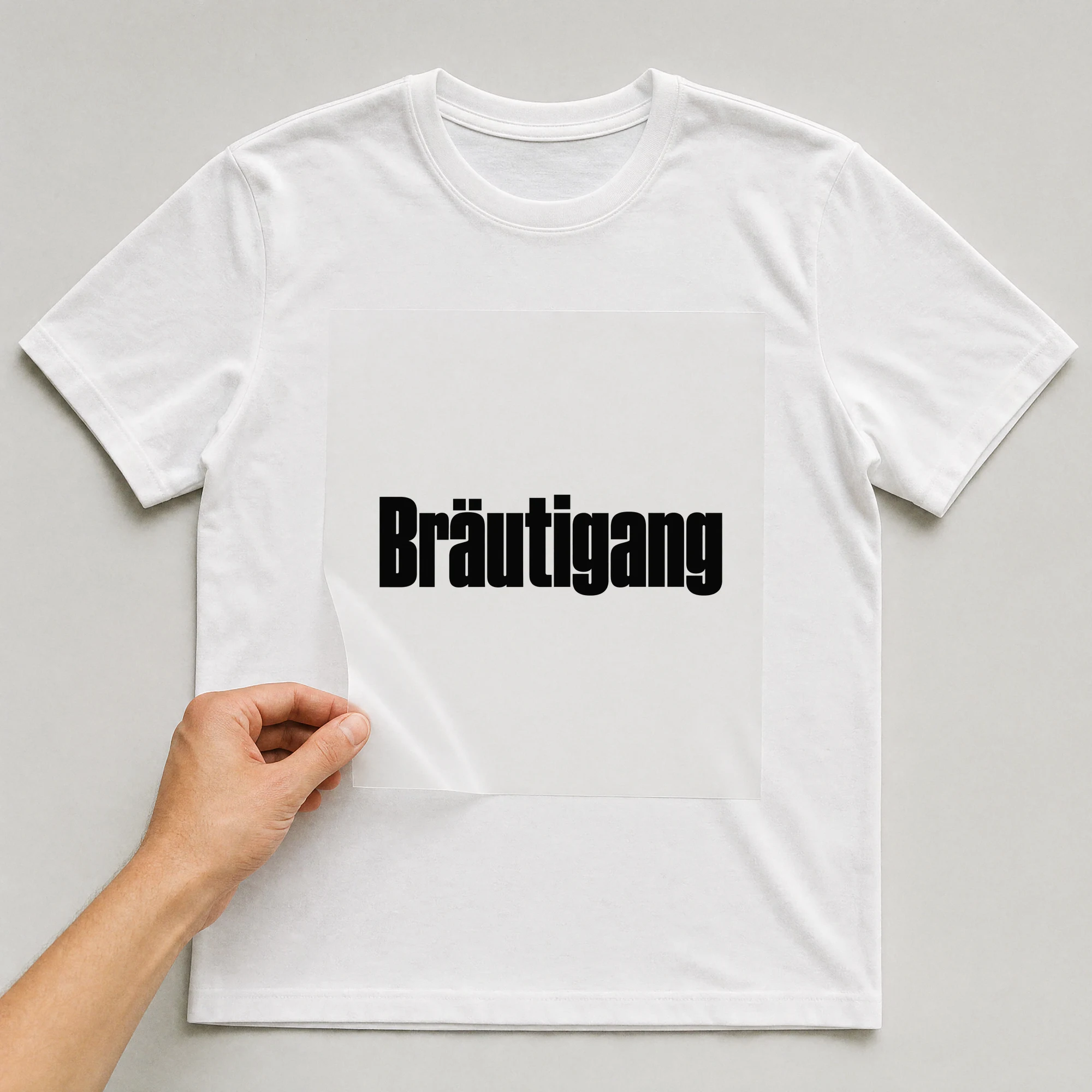 Bügelbild „Bräutigang“ auf weißem T-Shirt, Folie wird aufgelegt