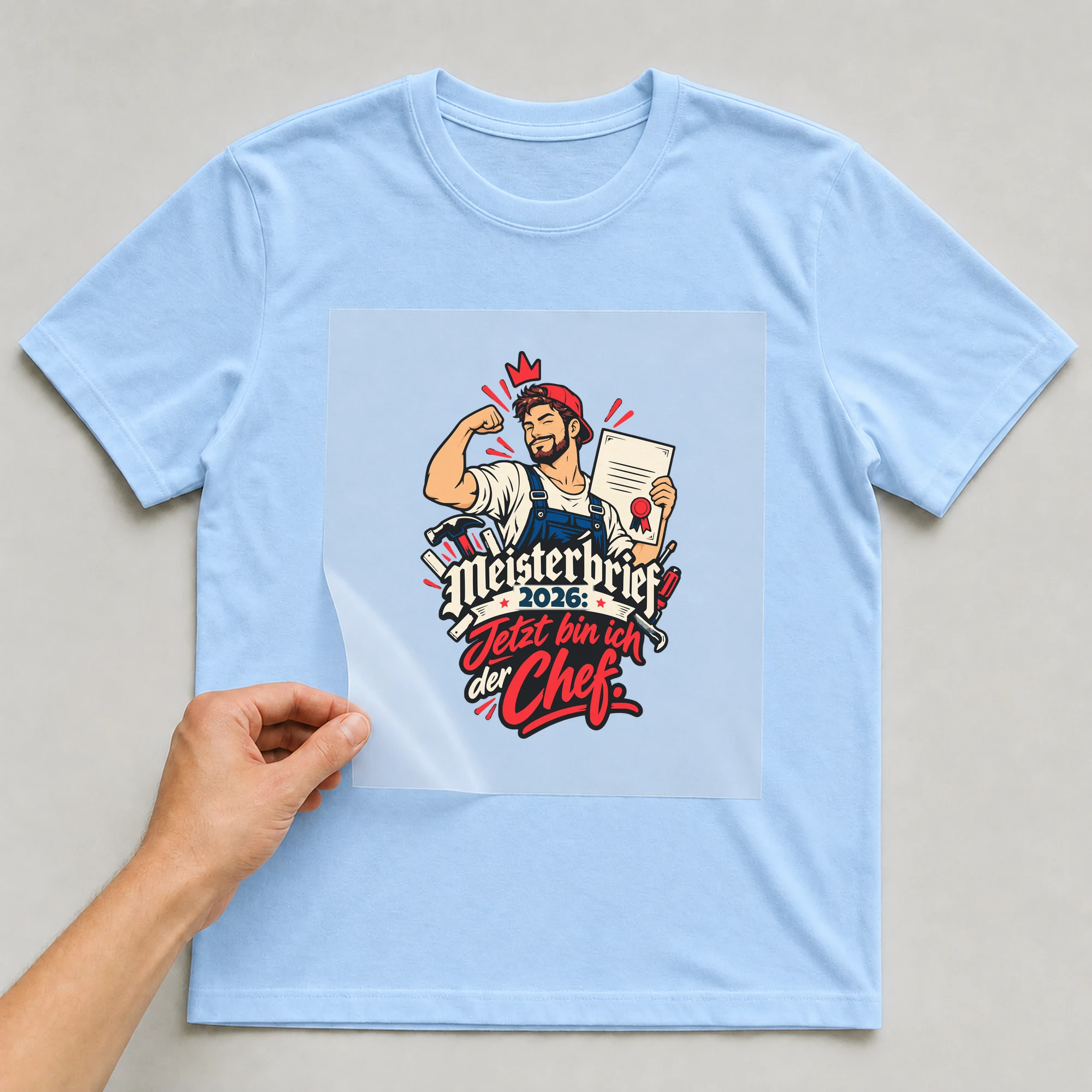Bügelbild Meisterbrief: Jetzt bin ich der Chef mit Jahr auf hellblauem T-Shirt, Folie wird aufgelegt